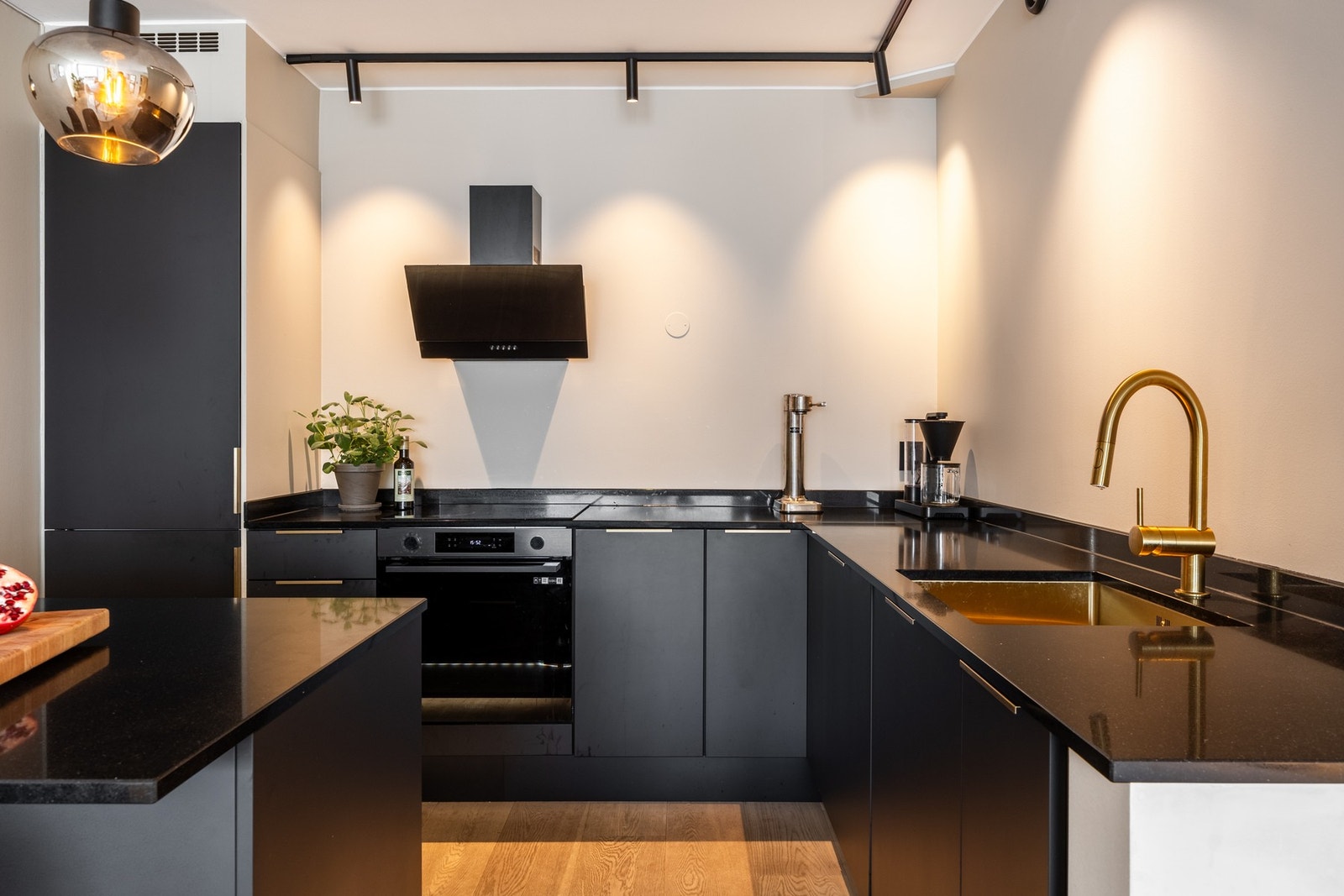 Kjøkkenet har slette fronter og steinbenkeplater av god dybde, som gir fine arbeidsforhold. Galleribilde