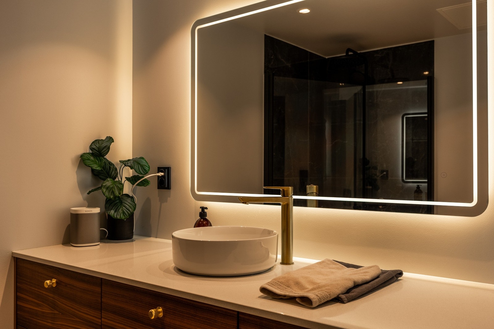 Spesiallaget baderomsmøbel med steinplate. Galleribilde