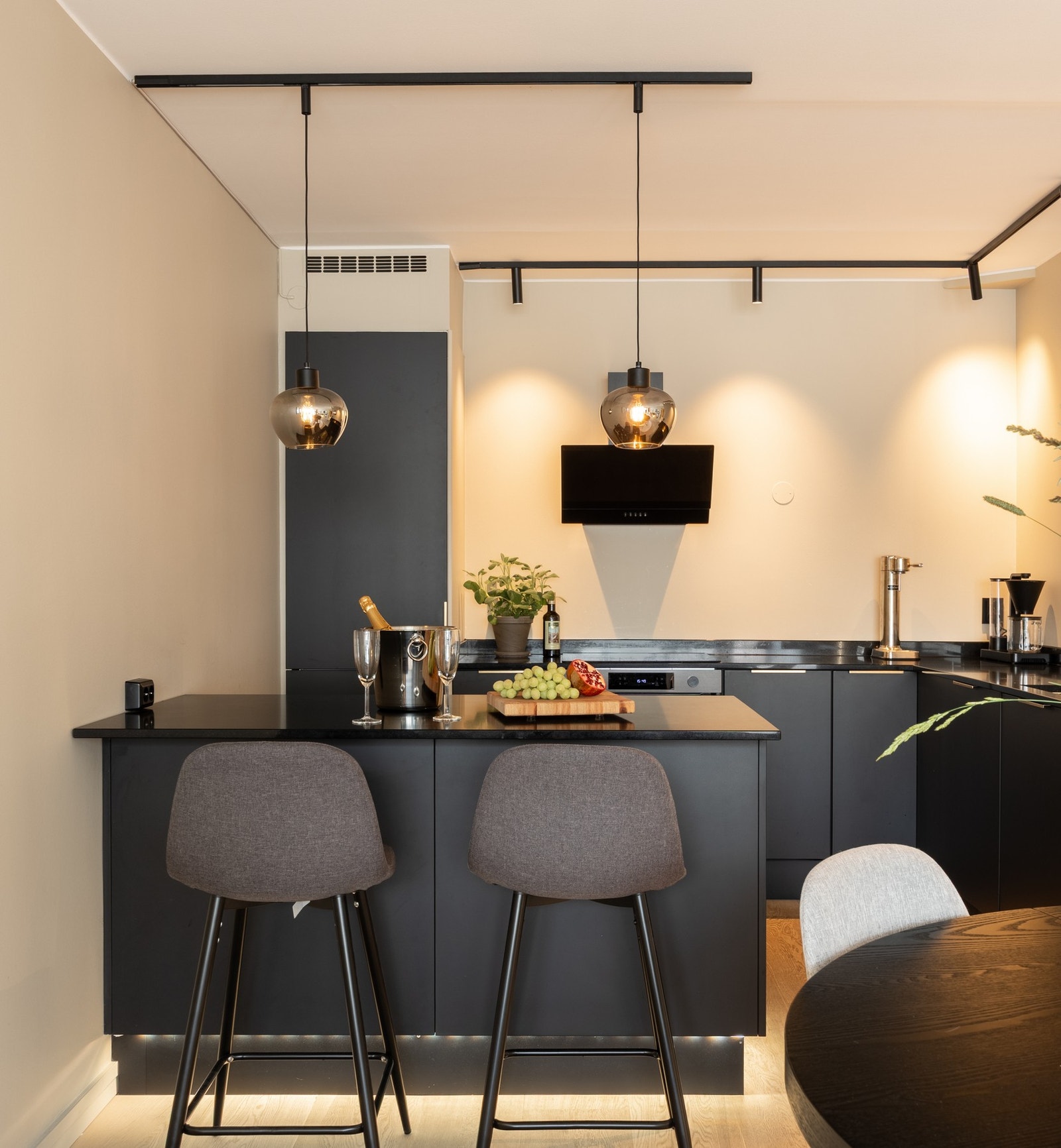 Lekkert kjøkken fra 2024 med eksklusivt preg. Kjøkkenet har en fin kombinasjon av skap- og benkeplass for både oppbevaring og matlaging, så her kan hobbykokken boltre seg. Galleribilde