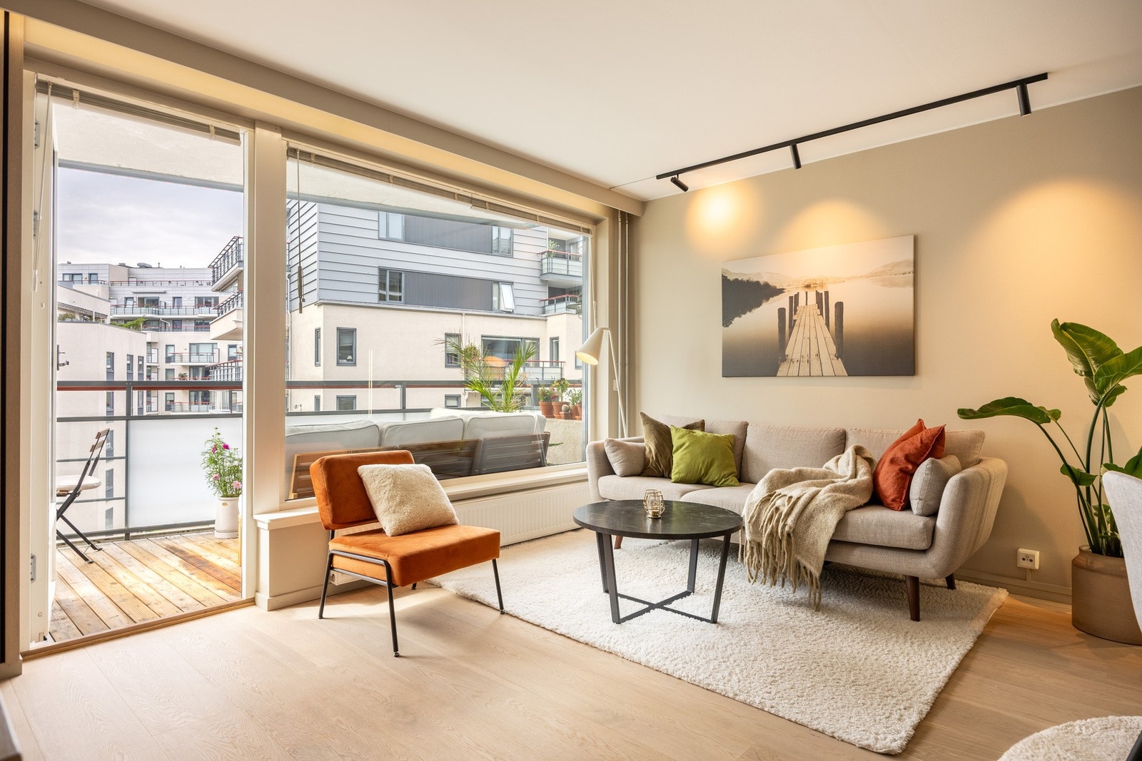 Store vindusflater slipper inn rikelig med naturlig lys. Galleribilde