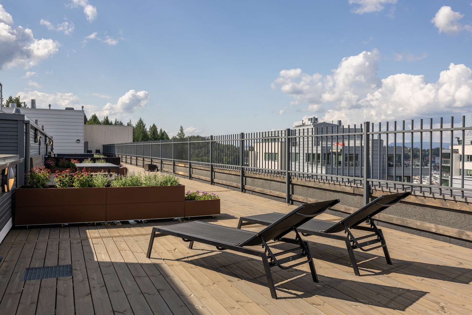 Her er det sittegrupper og solsenger. Galleribilde