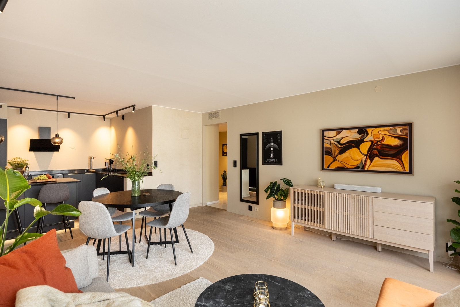 Stuen har god plass til å innrede i ulike soner. Galleribilde