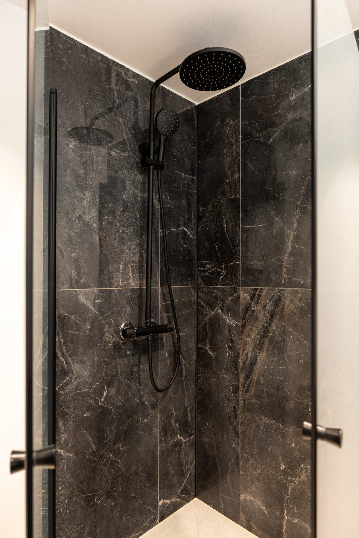 Romslig dusjhjørne med regnfallsdusj. Galleribilde