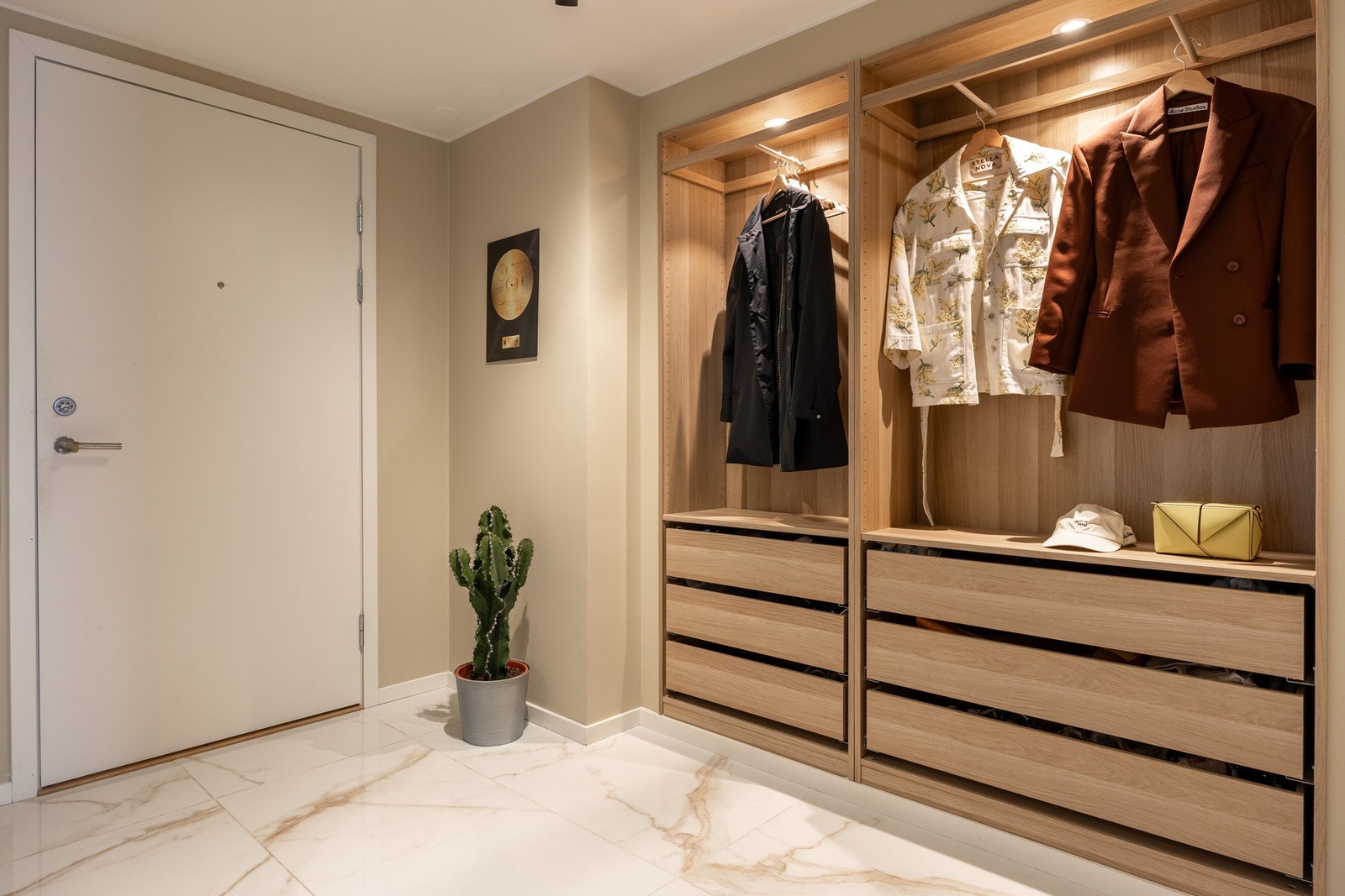 Lys og innbydende entré. Adkomst via felles trappeoppgang med heis og calinganlegg. Galleribilde