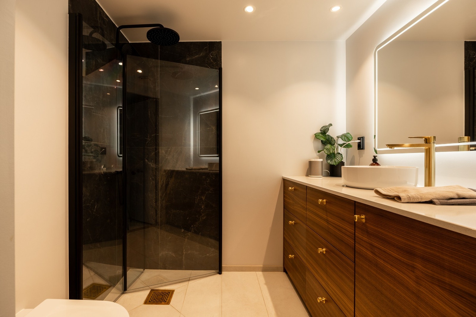 Delikat flislagt bad fra byggeår, oppgradert i 2024. Galleribilde