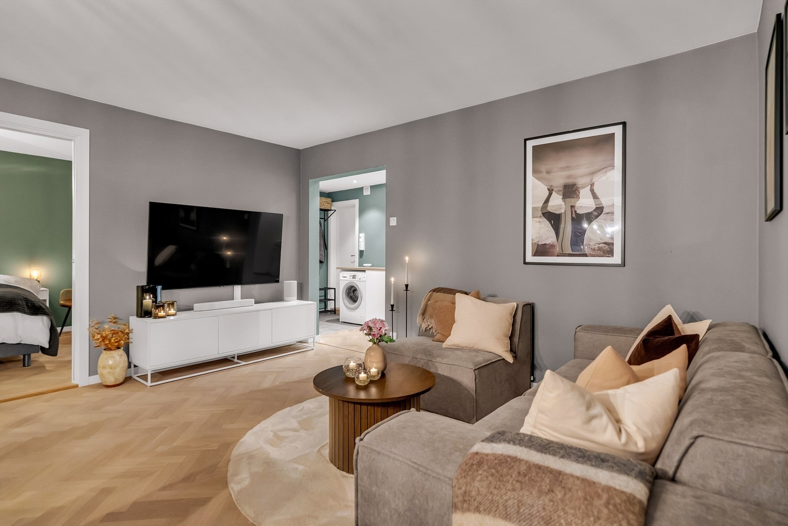 Stuen er møbleringsvennlig og byr på god plass til både sittegruppe, spiseplass og øvrig møblement Galleribilde