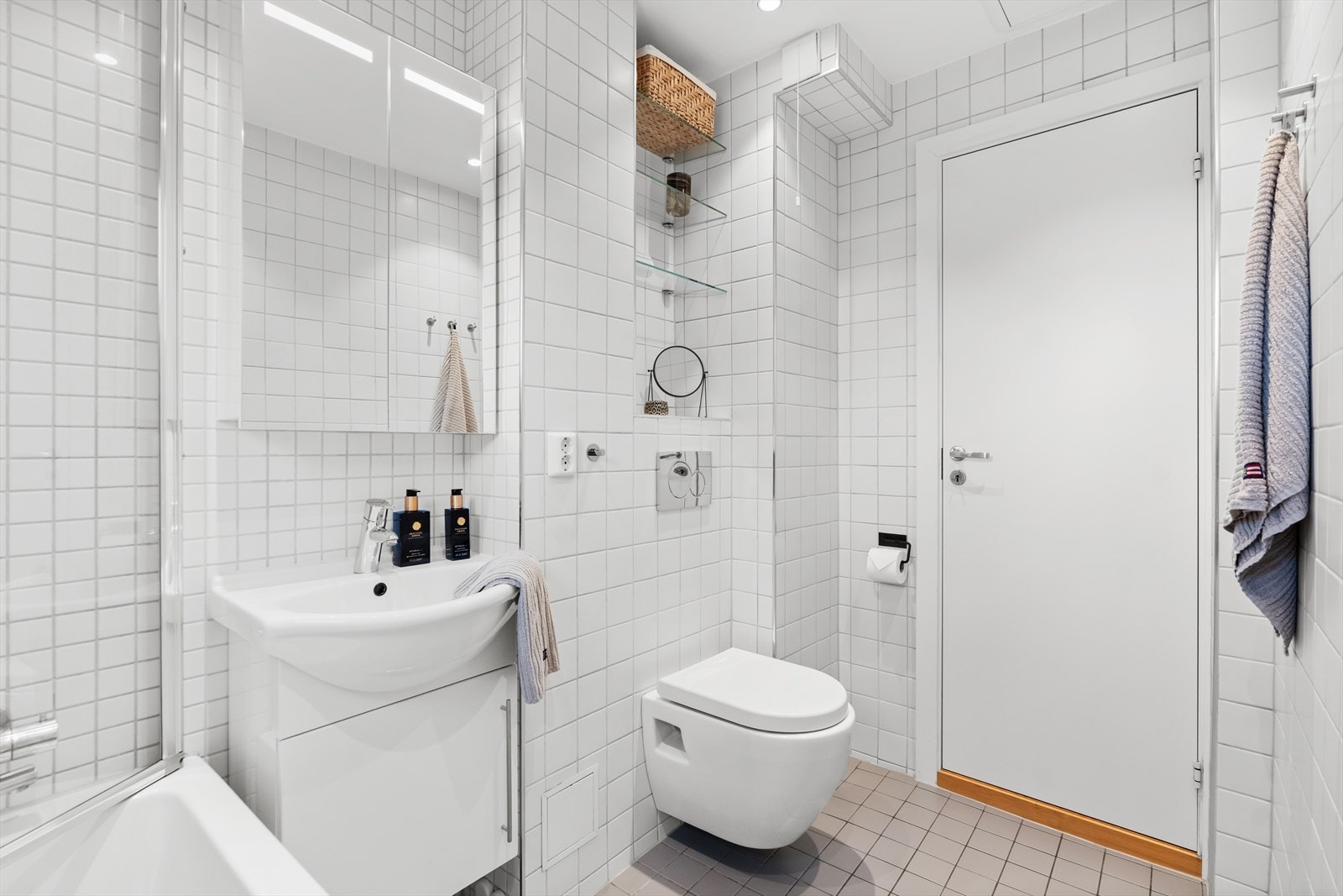 Badet er delikat innredet med gulv- og veggfliser, downlights i himling og gulvvarme. Innredningen består av vegghengt servantskap og speil Galleribilde