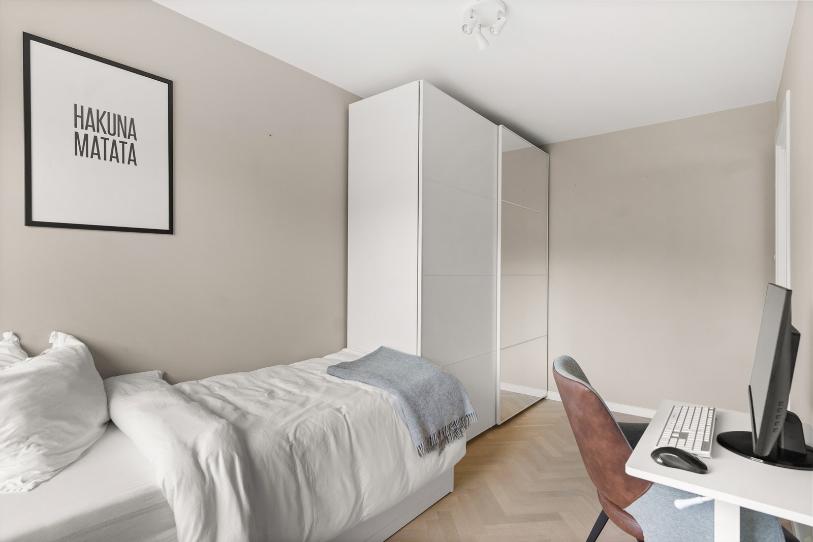 Det andre soverommet egner seg godt som barnerom, gjesterom eller kontor Galleribilde