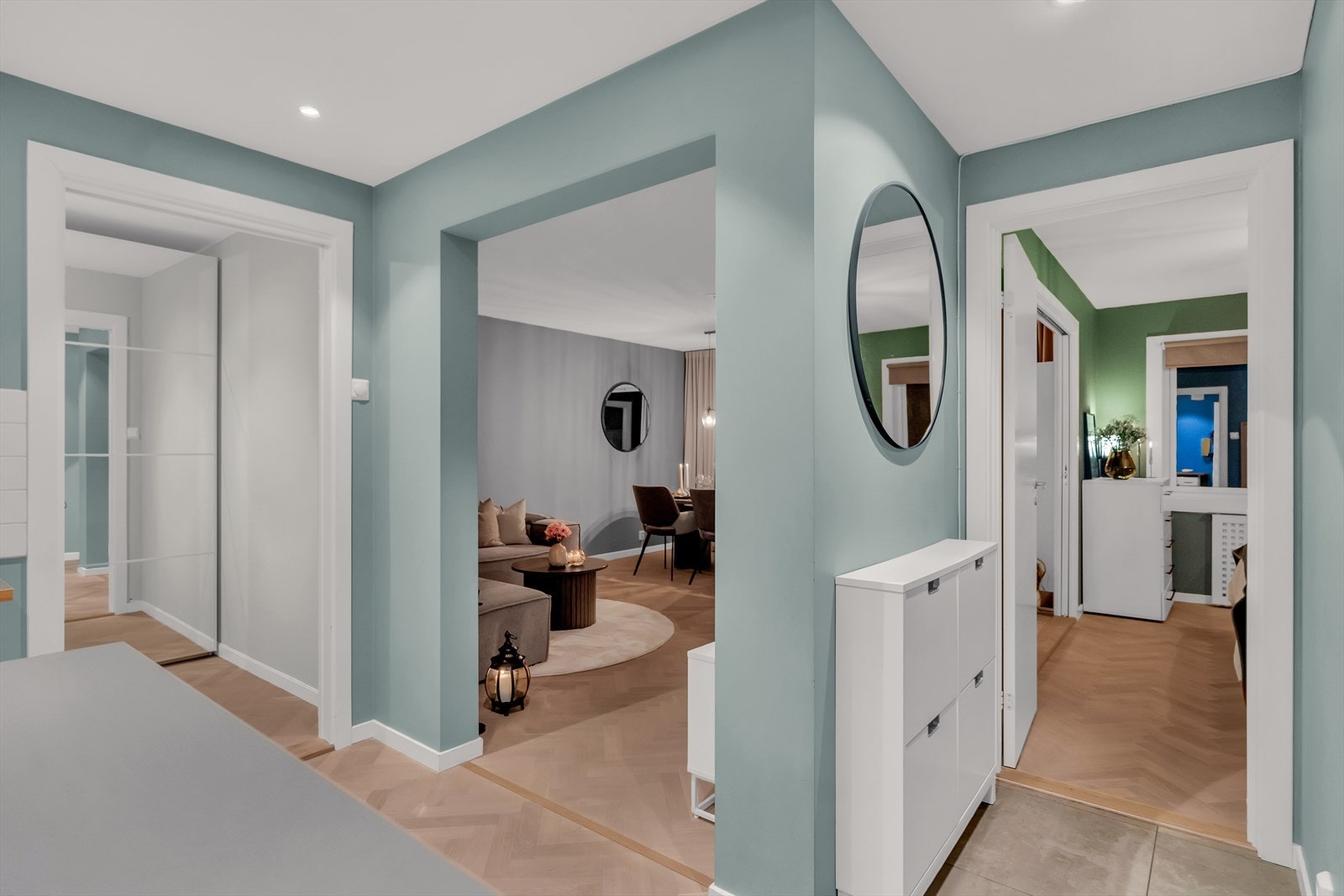 Boligen har en innbydende entré med god plass til å henge fra seg yttertøy og sette fra seg sko Galleribilde