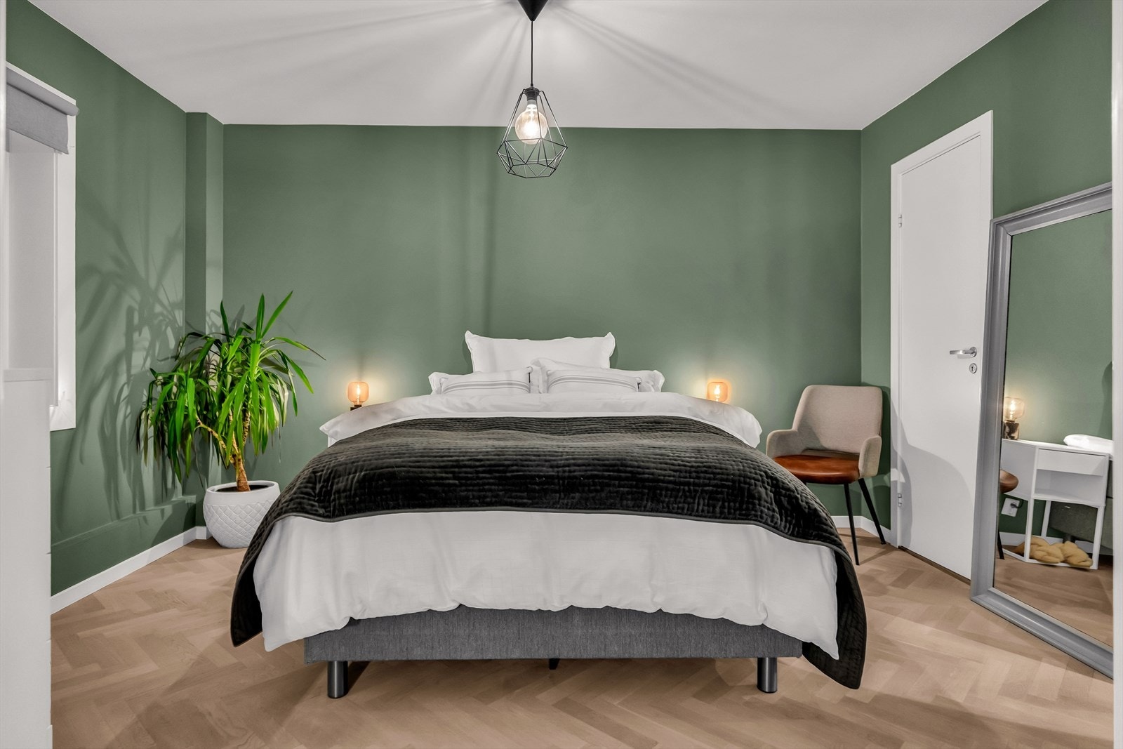 Leiligheten har to gode soverom med plass til dobbeltseng, nattbord og garderobe Galleribilde