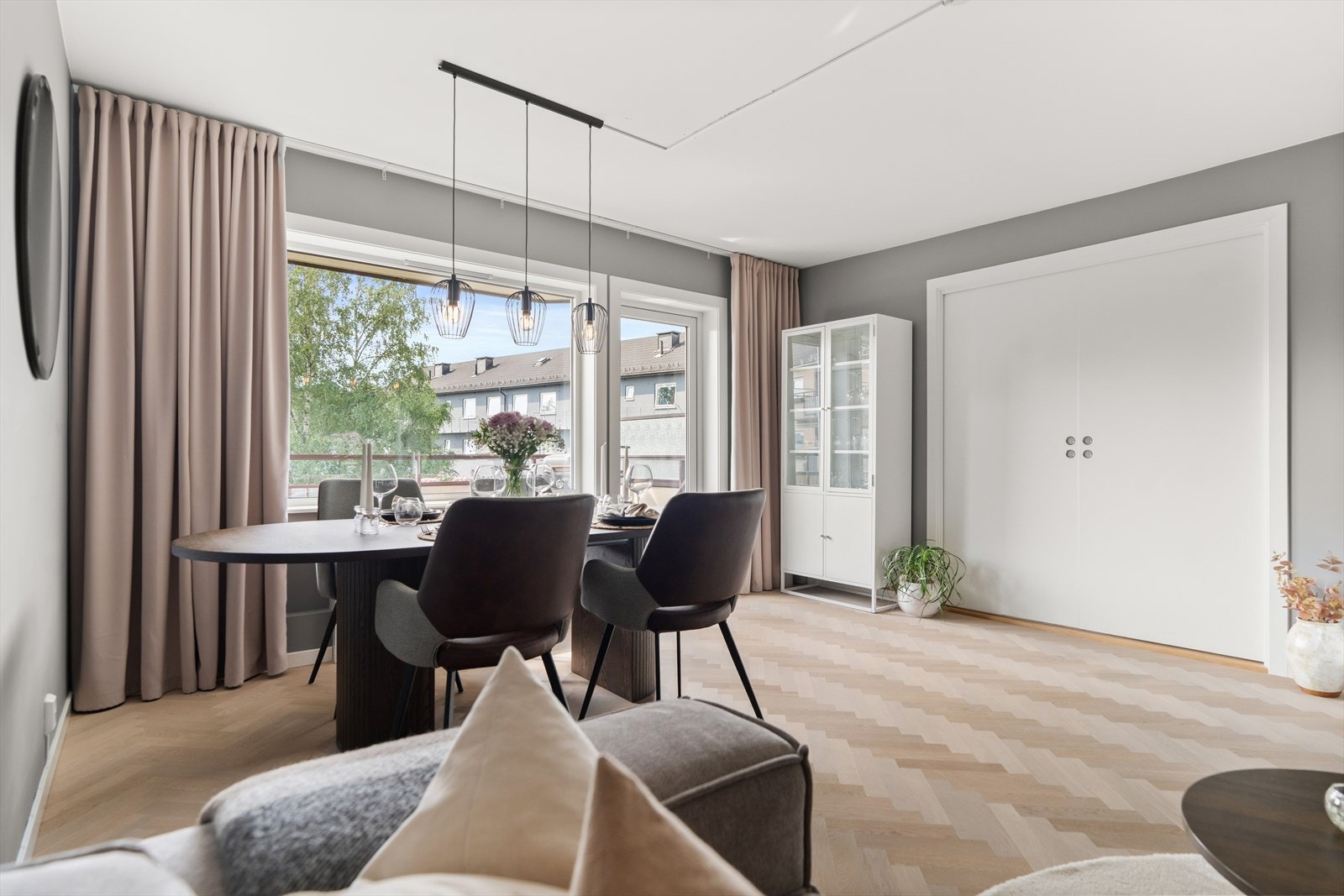 Store vindusflater slipper inn rikelig med naturlig lys og bidrar til den gode romfølelsen Galleribilde