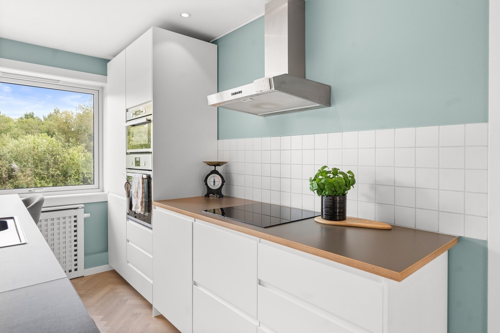 Det moderne kjøkkenet har en stilren utforming med glatte fronter og smarte løsninger. Galleribilde