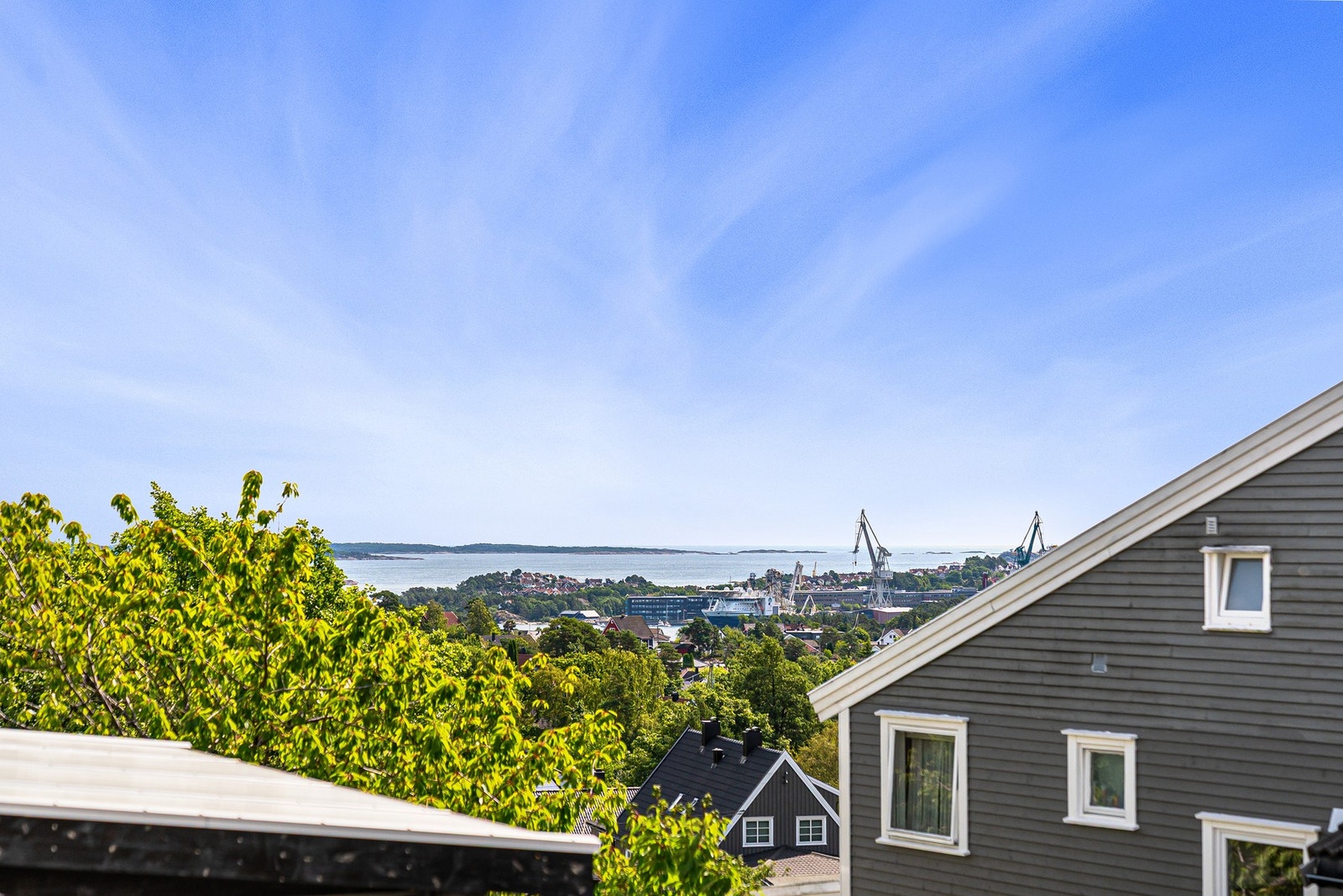 - Nydelig utsikt fra terrassen og fantastiske solforhold på tomten - Galleribilde