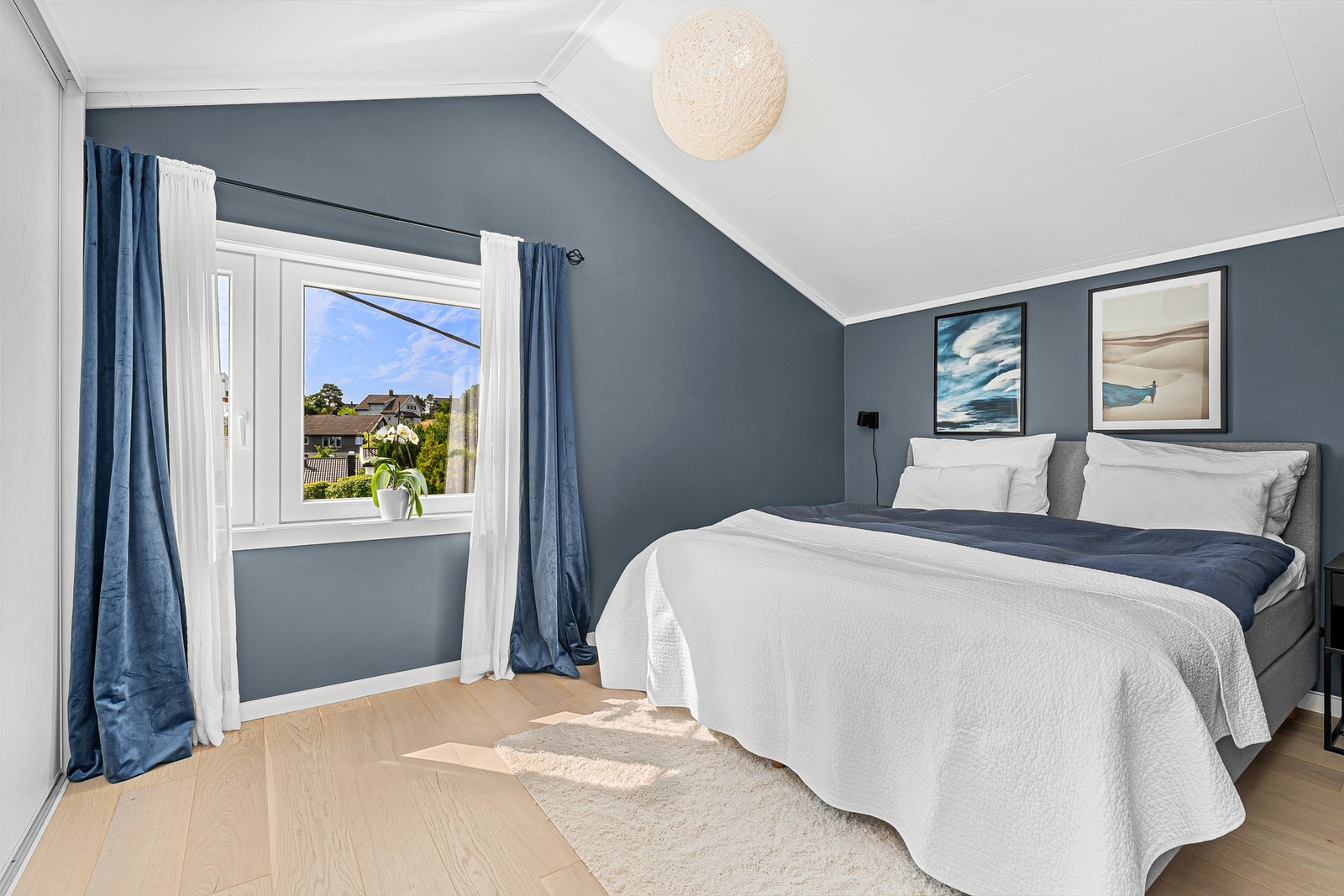 - Hovedsoverommet er av meget god størrelse | Pent parkettgulv og rommet er malt i moderne fargevalg | Vinduet er også av nyere dato - Galleribilde