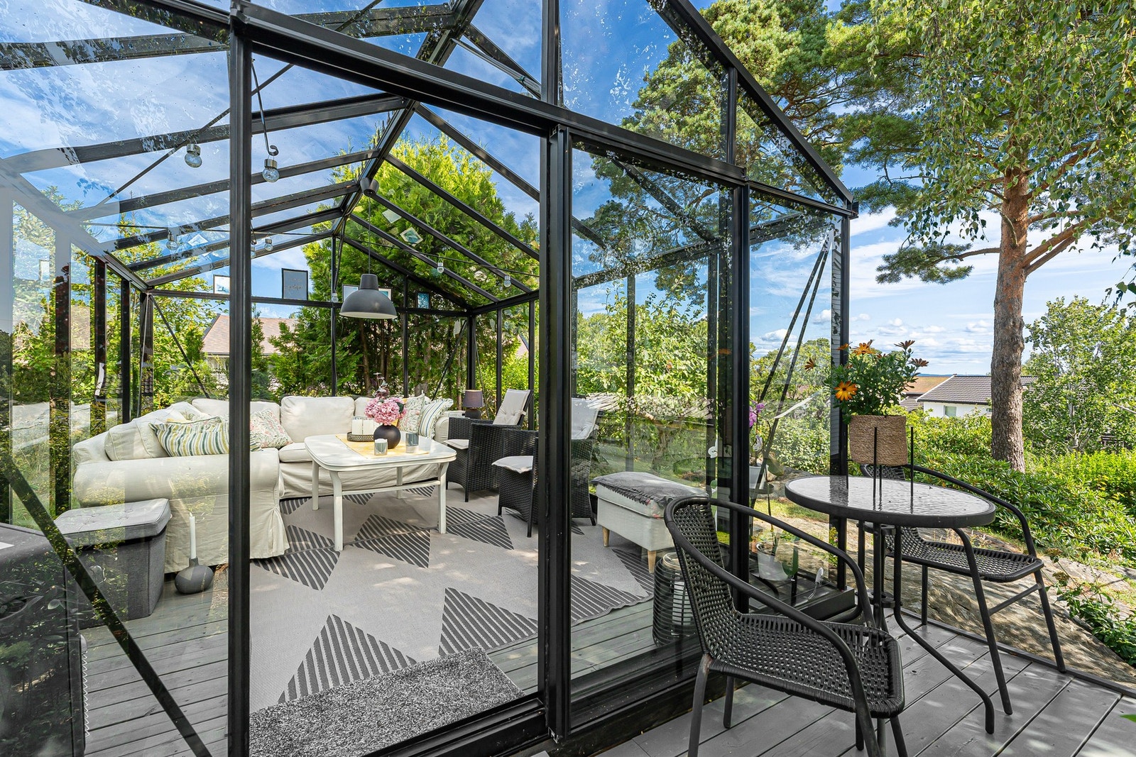 - Flere, gode kvaliteter kan nevnes som eget drivhus, oppusset bad, tre soverom og nydelig, opparbeidet uteområde med fin utsikt - Galleribilde