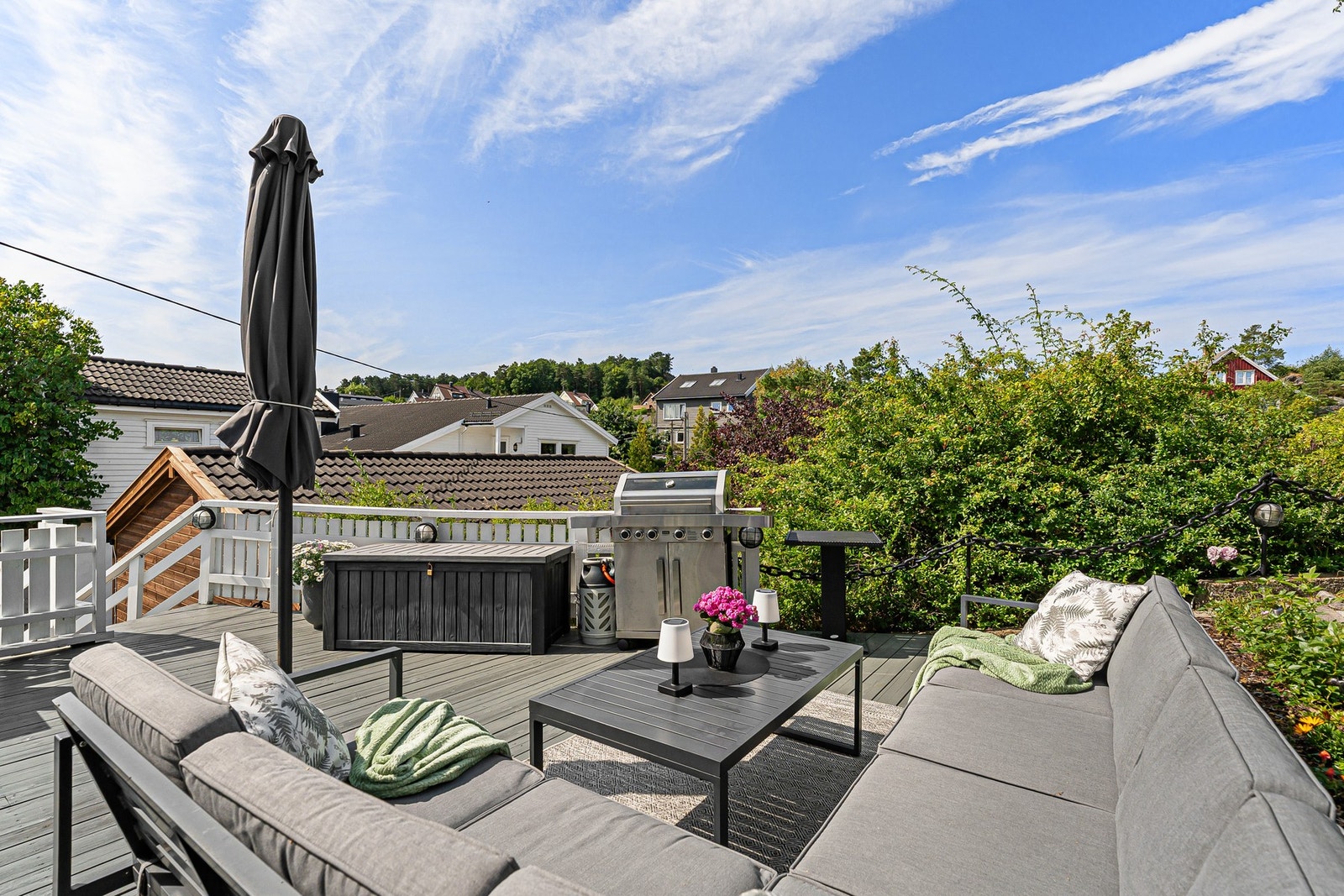 - Stor, romslig terrasse | Deler av terrassen er byttet i nyere tid - Galleribilde