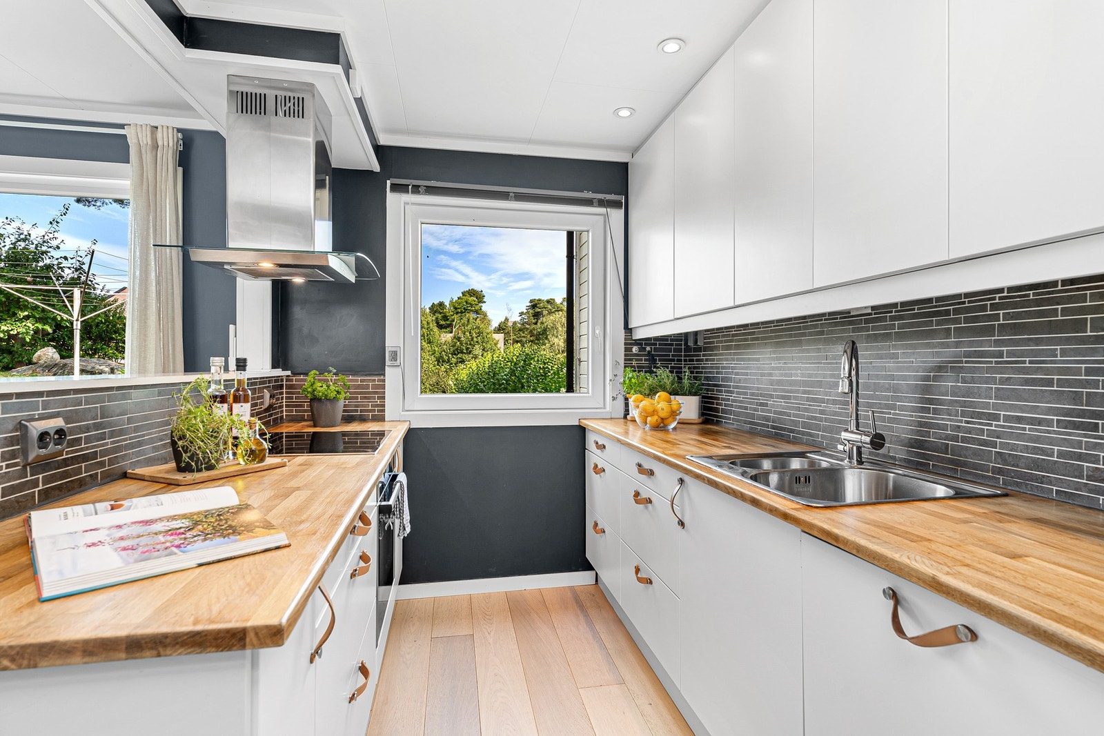 - Meget pent, tidsriktig kjøkken med god utnyttelse | Benk på begge sider, som gjør det enkelt for matlagingen for kokken i huset - Galleribilde