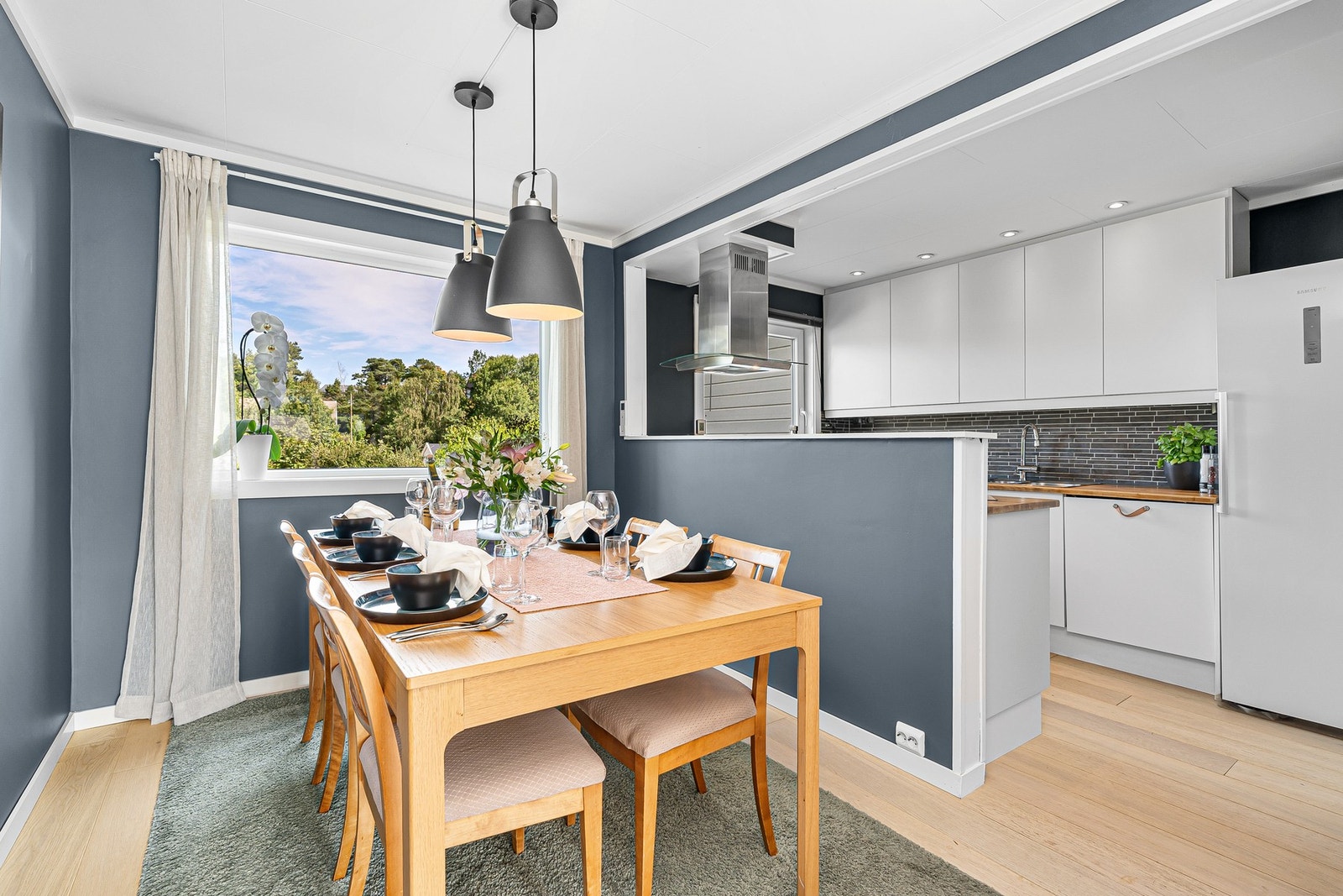 - Delvis åpen stue/kjøkkenløsning | Egen hyggelig sone for både spisestue og kjøkkendel - Galleribilde