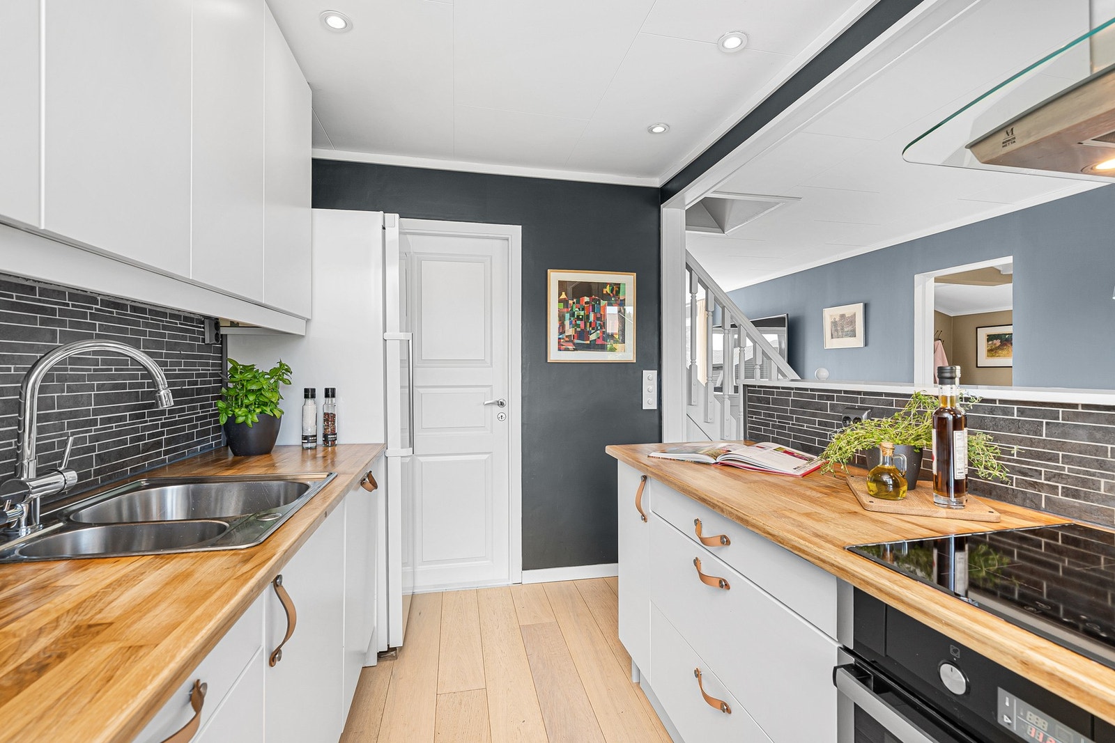 - Det ble byttet fronter i 2022 fra Sørlandskjøkken | Det er downlights belysning i taket med dimmere - Galleribilde