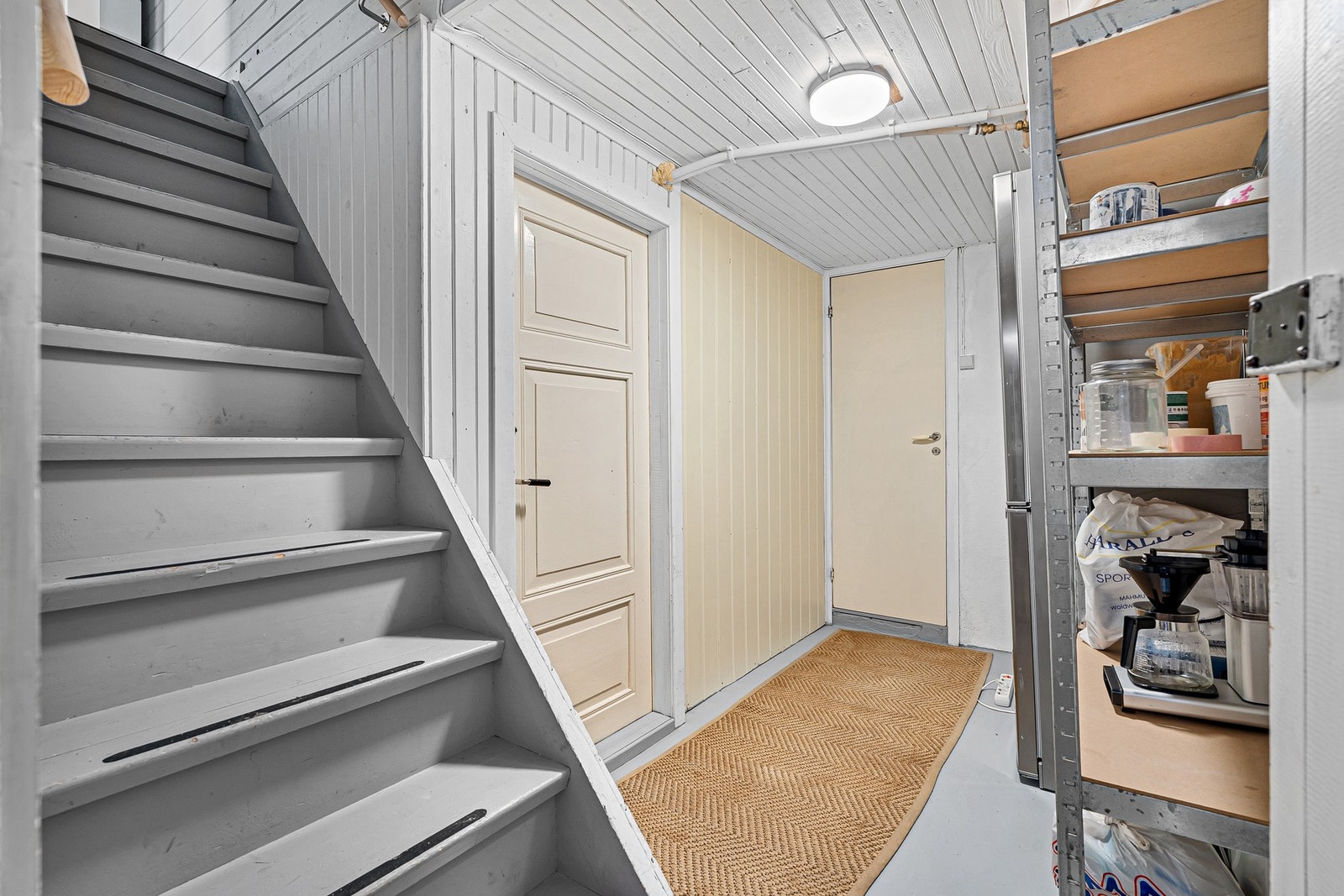 - Ned til kjelleren finner vi flere boder for lagring og oppbevaring | Det er godt med bodplass i huset - Galleribilde