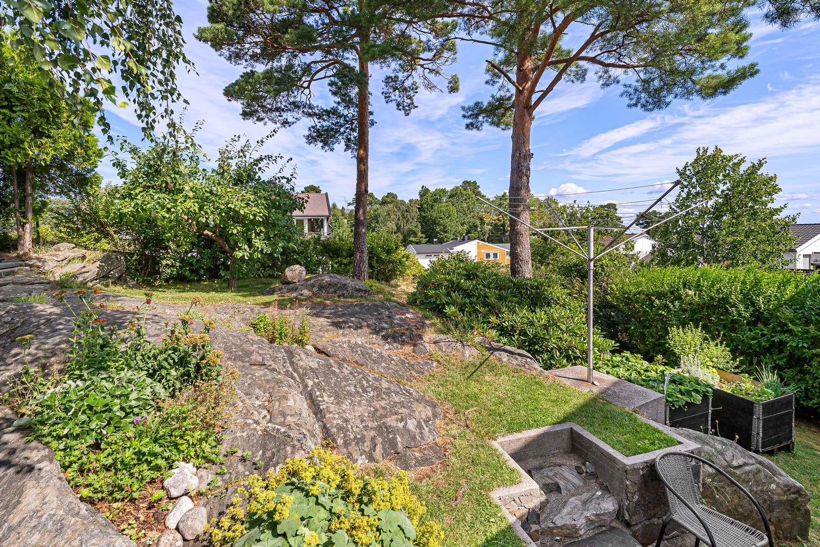 - Fantastiske solforhold og det er gjort store arbeid på tomten, slik at den er blitt best mulig utnyttet - Galleribilde