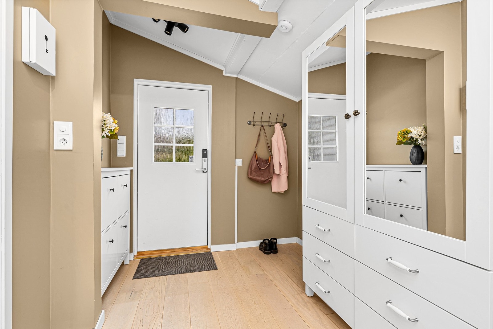 - Velkommen inn | Innbydende gang, hvor alle overflater er malt i moderne og tidsriktige fargevalg - Galleribilde