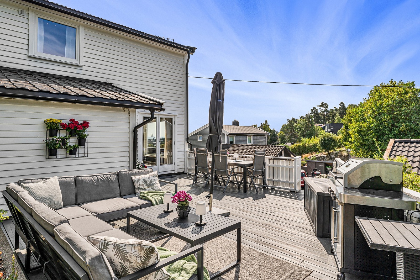 - Nydelig, opparbeidet uteområde med flere sitte soner som gjør at man kan nyte, fine sommerdager - Galleribilde