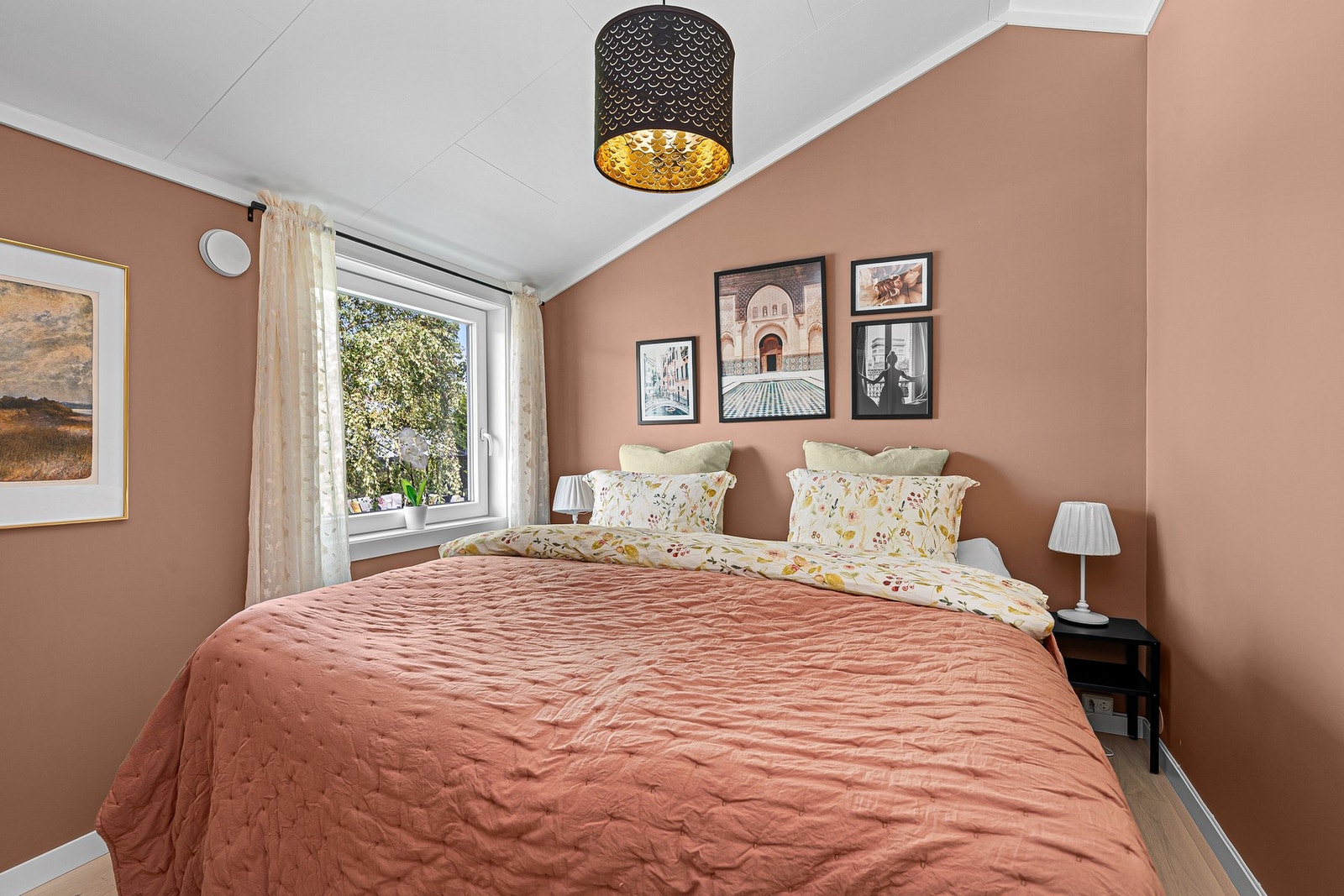 - Soverom 2 | Pent parkettgulv og malt i moderne fargevalg | Vinduet er også av nyere dato - Galleribilde