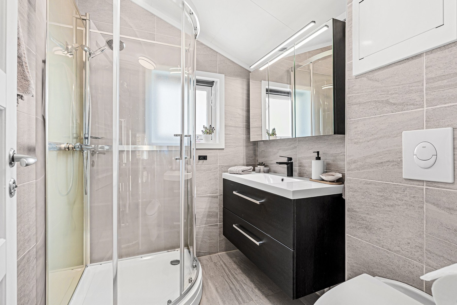 - Det andre badet ble også renovert i 2020 med varmekabler i gulv | Praktisk i forbindelse med soverommene - Galleribilde