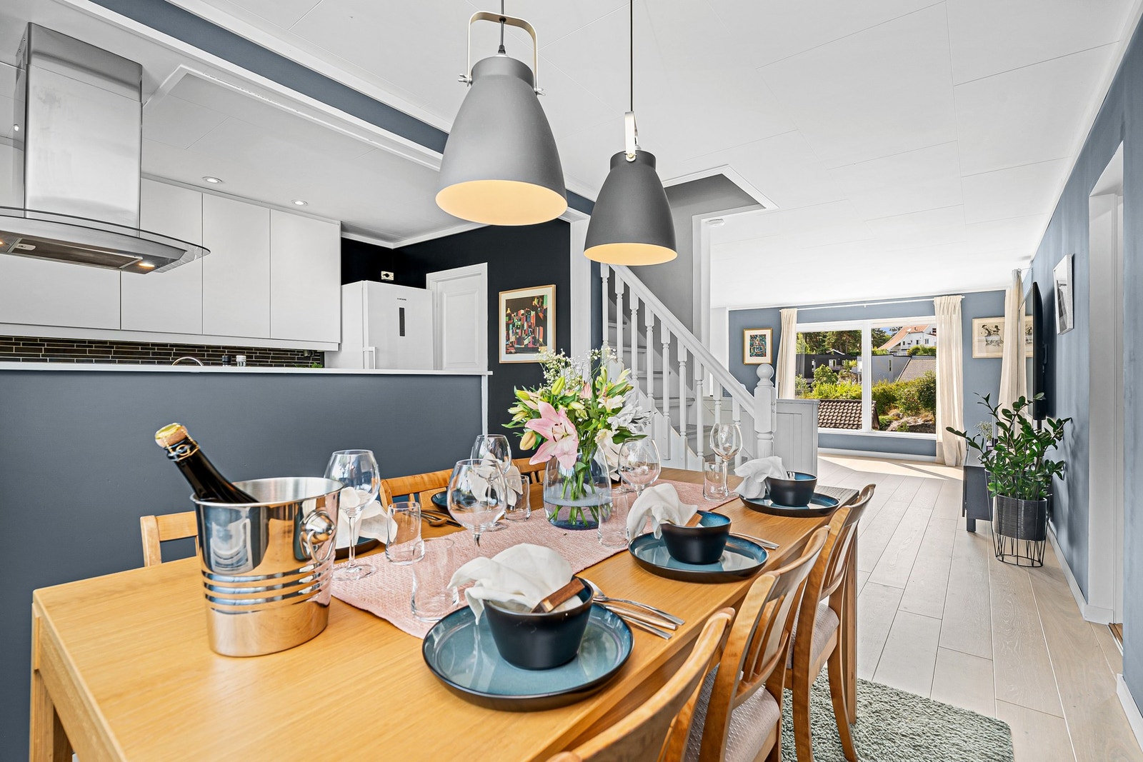 - Det er god plass til spisebord | Nærme kjøkken, som også gjør det praktisk og enkelt for servering - Galleribilde