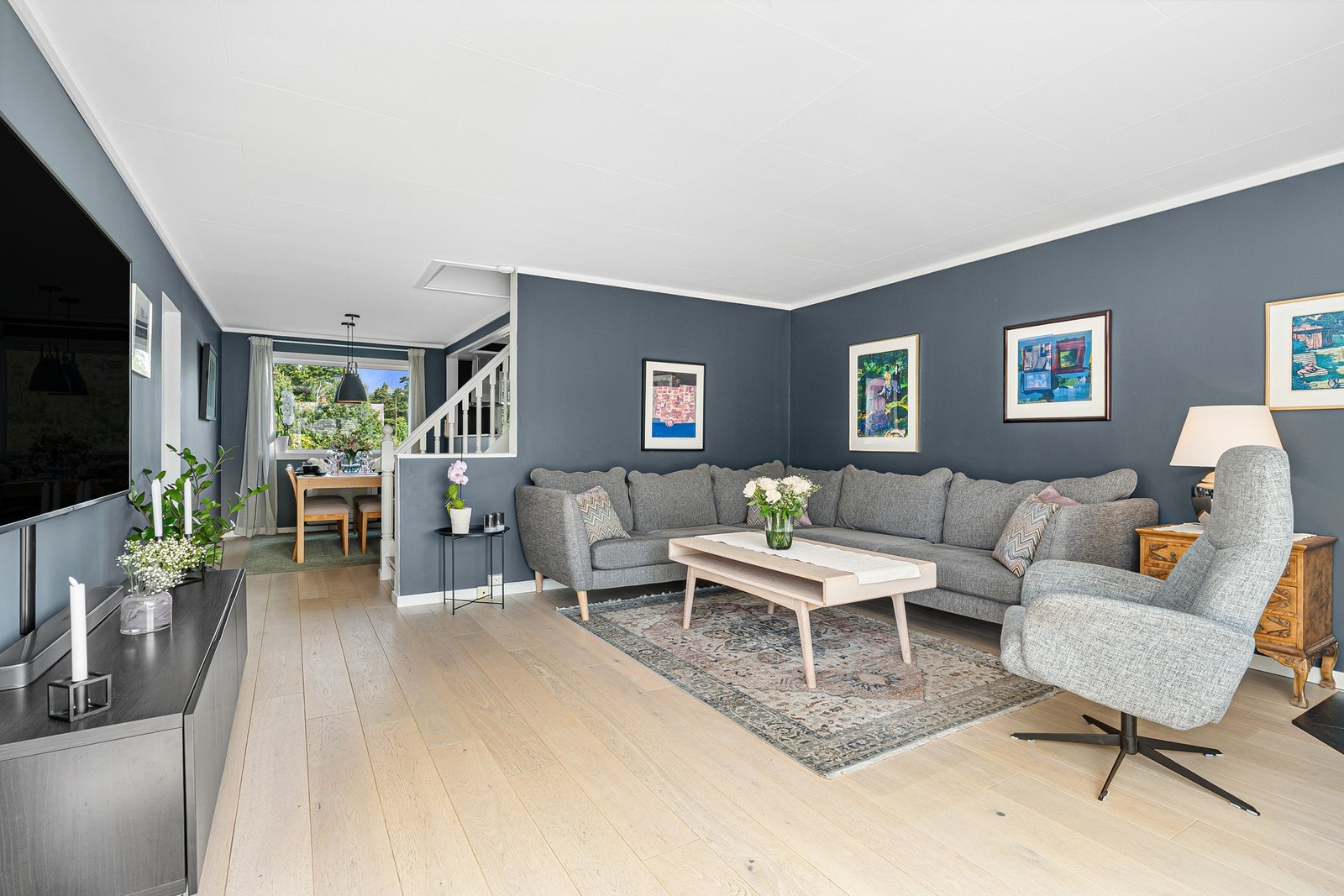 - De store vindusflatene i stue og kjøkken, sørger for godt lysinnslipp - Galleribilde