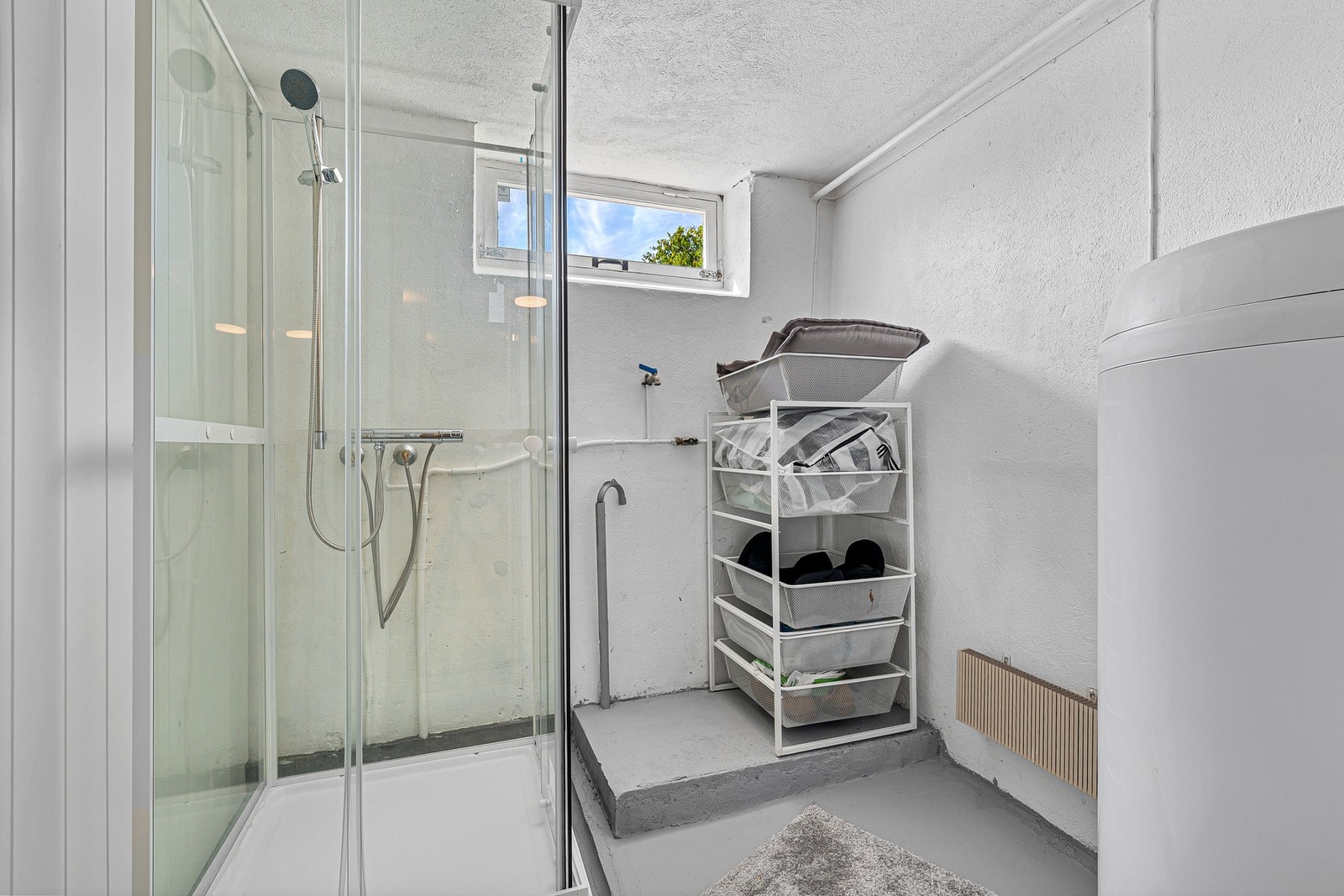 - I en av bodene i kjeller, er det satt inn dusjkabinett | Nyere varmtvannsbereder fra 2020 | Her er det også opplegg til vaskemaskin/tørketrommel, dersom man ønsker å benytte dette rommet som vaskerom - Galleribilde