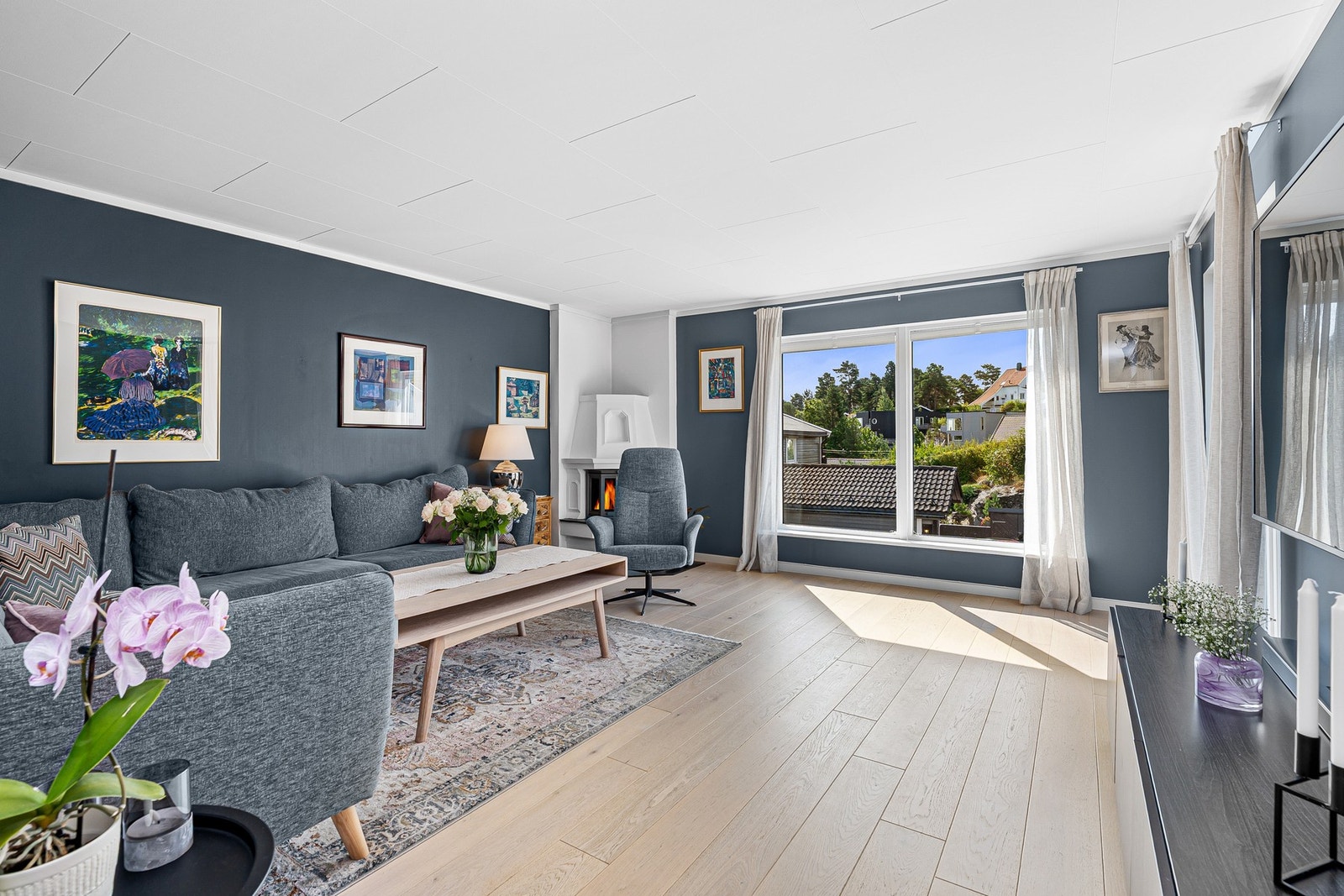 - Stilren stue med flotte, nyere parkettgulv - Galleribilde