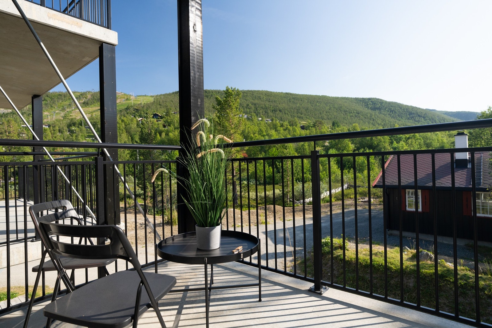 Nyt solen ute på balkongen Galleribilde