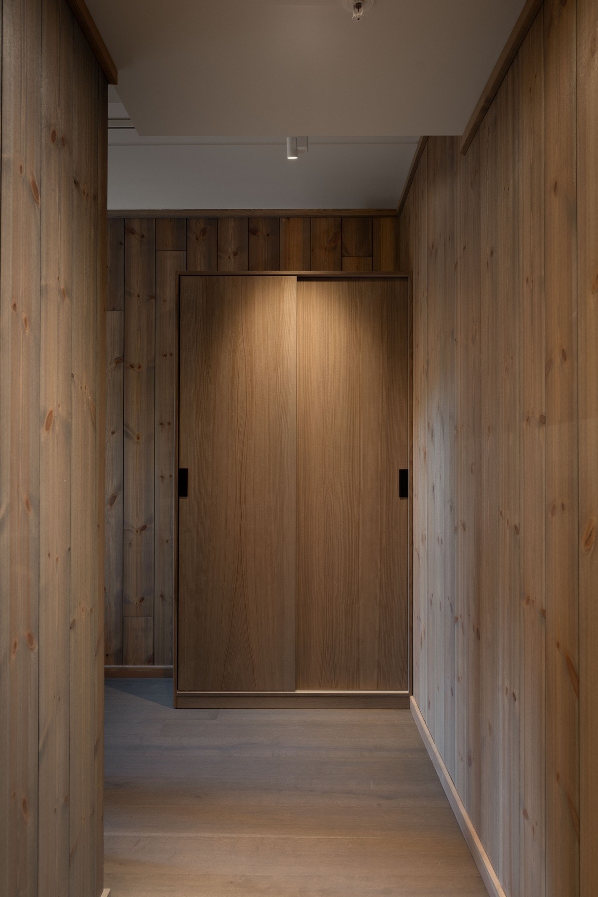 Inn til leilighetens andre soverom, med romslig garderobeskap Galleribilde