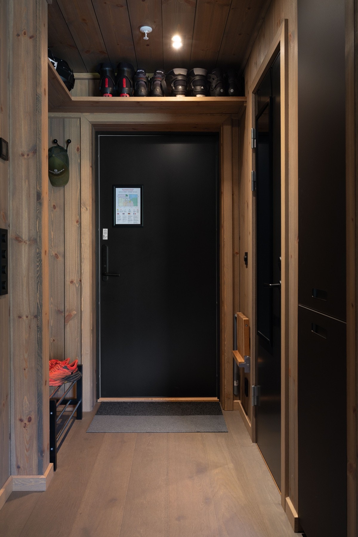Arealeffektiv entré med praktiske løsninger for oppbevaring av skiutstyr Galleribilde