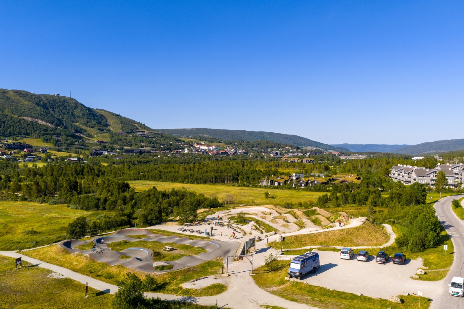 Pumptrack rett over veien, perfekt aktivitet for barna Galleribilde