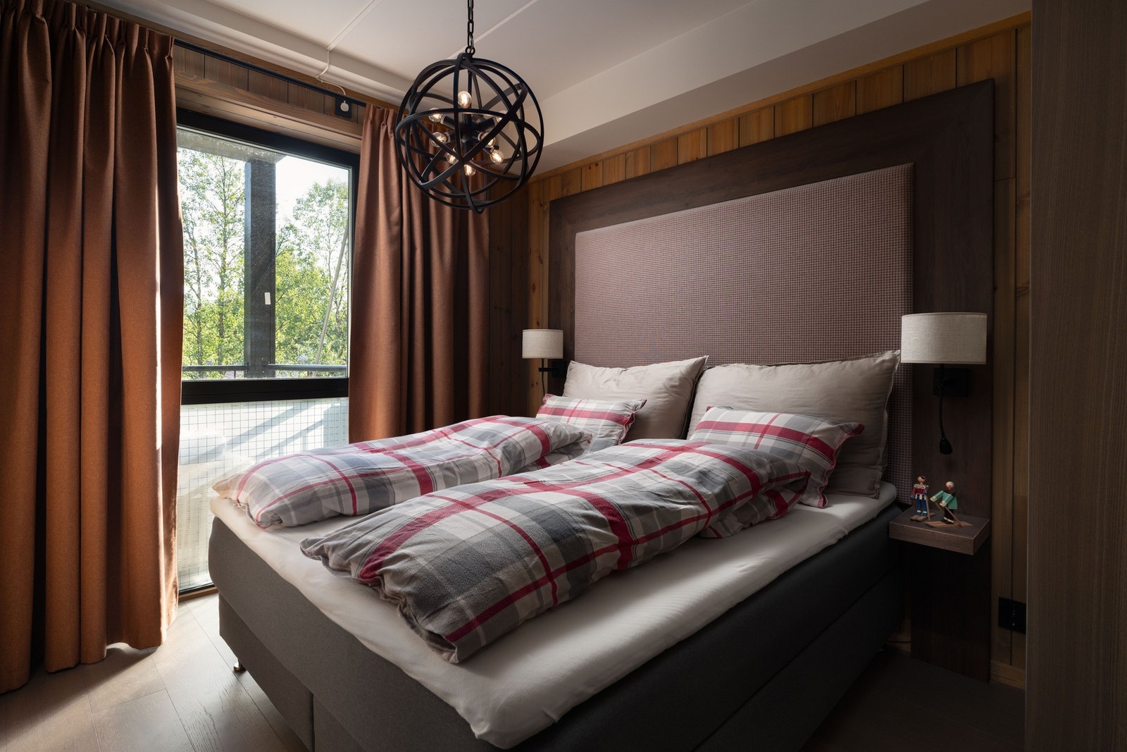 Lunt soverom med stort garderobeskap Galleribilde