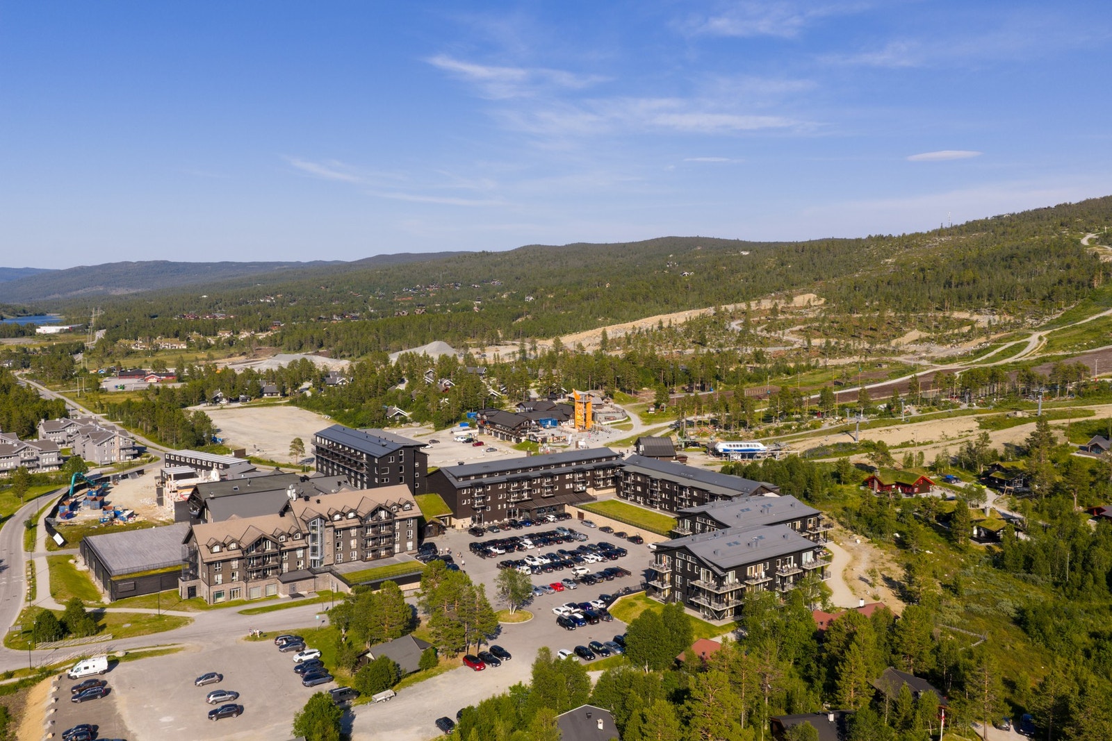 Gå tørrskodd fra leiligheten til Vestlia Resort via garasjeanlegget Galleribilde