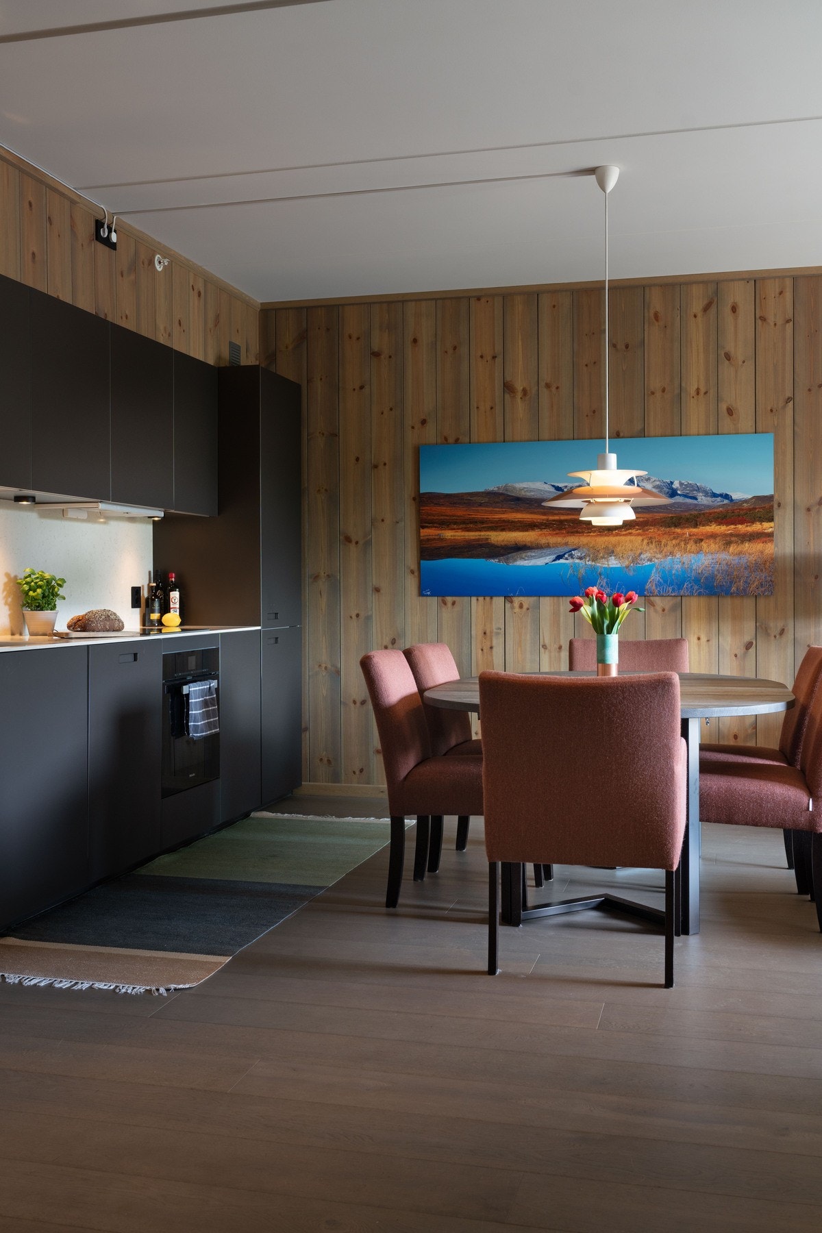 Lekkert kjøkken med integrerte hvitevarer Galleribilde