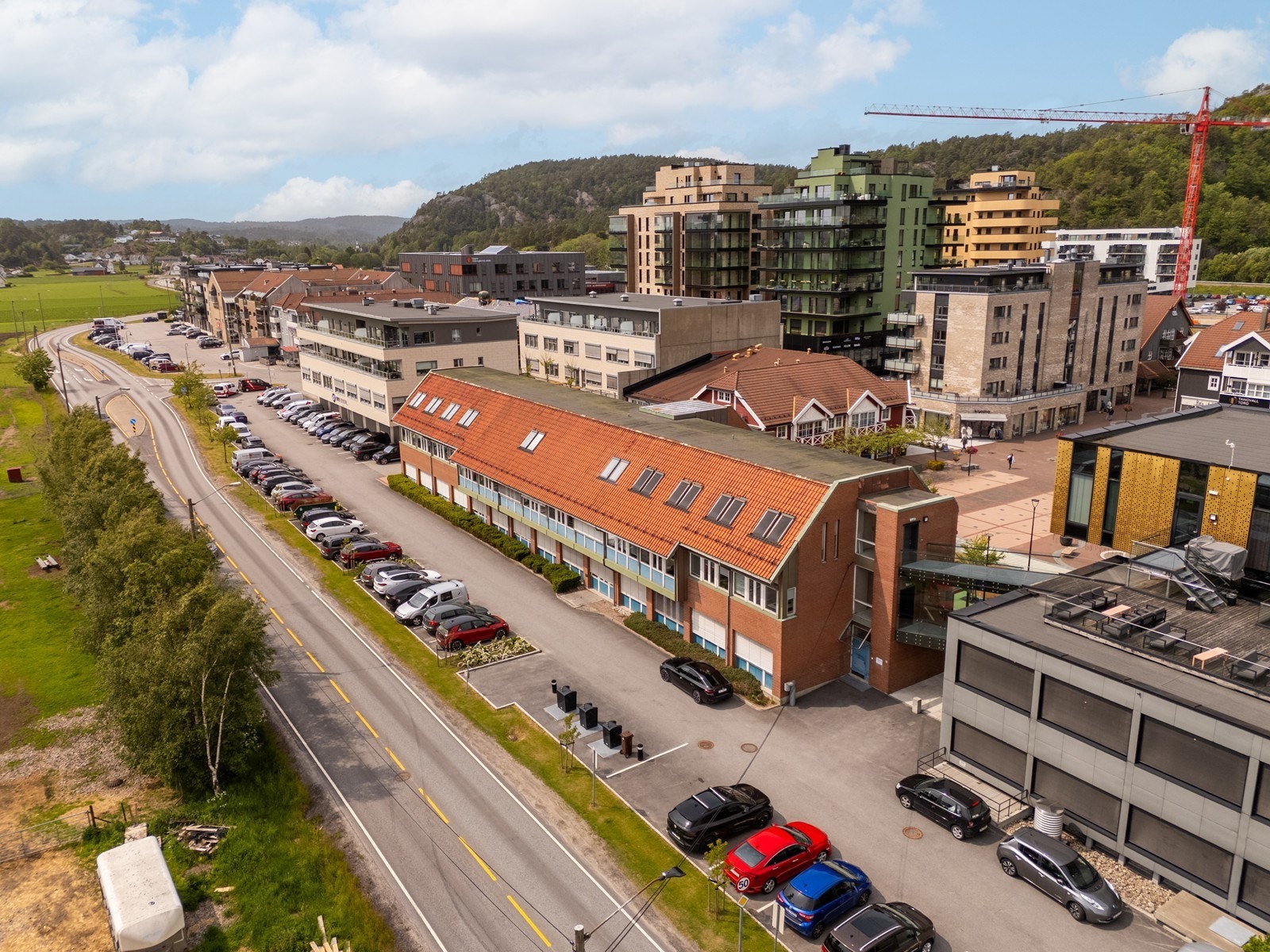 Eiendommen består idag av 2 seksjoner hvor kommunen er eier av snr 1 (Ca. 80 %) og legekontoret snr. 2 (Eier ca. 20%). Galleribilde