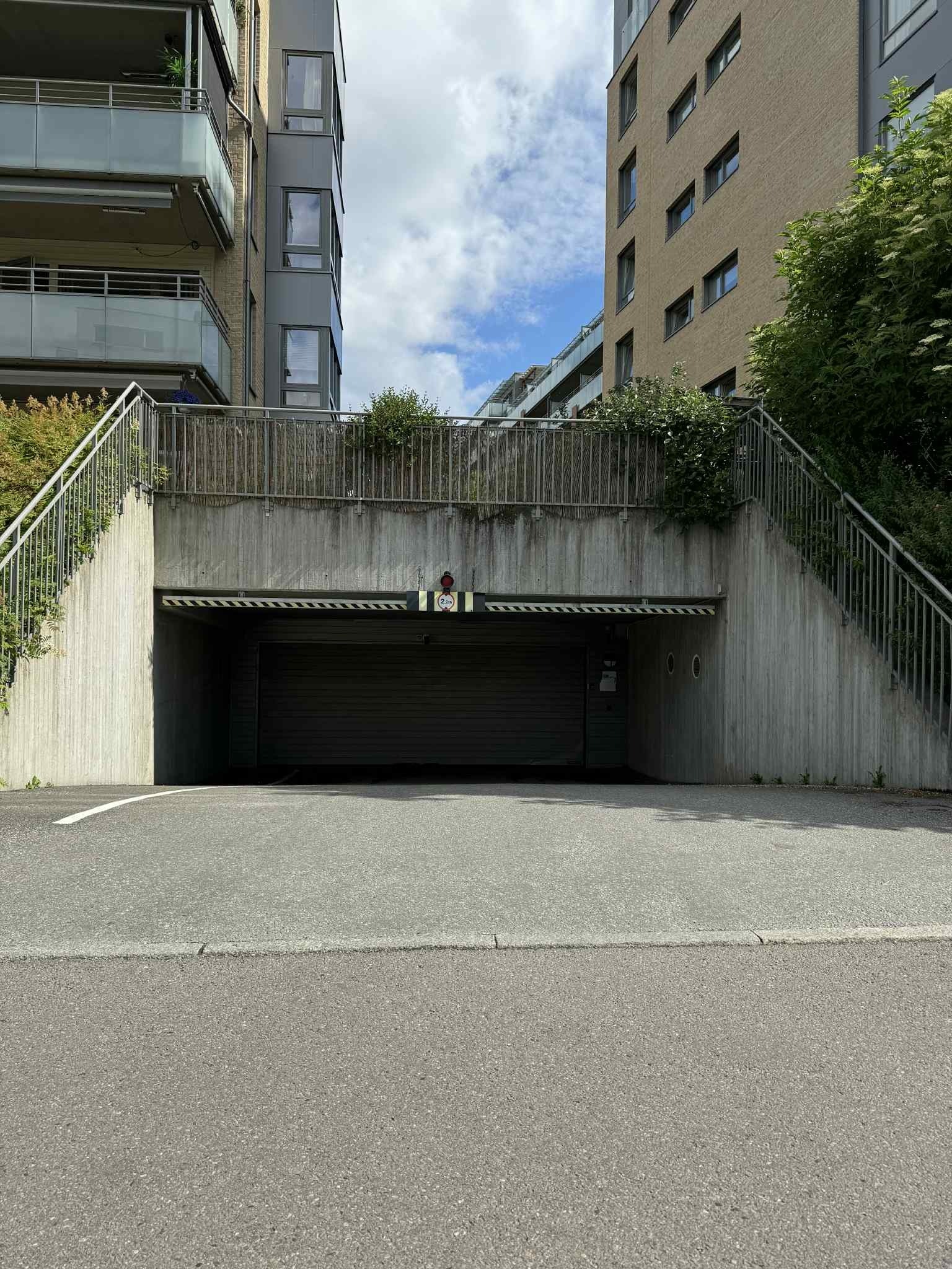 Innkjøring til garasjen Lørenpynten garasje Galleribilde
