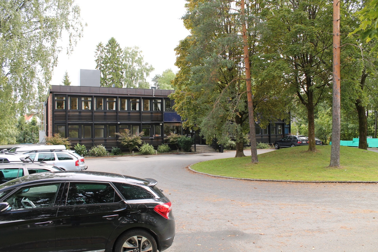 Parkering på begge sider av bygget Galleribilde