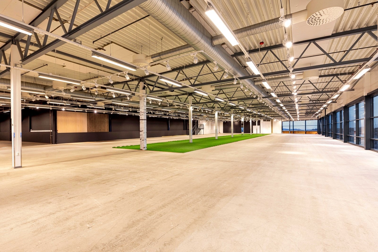 Salgsareal med store åpne flater, god takhøyde og god belysning Galleribilde