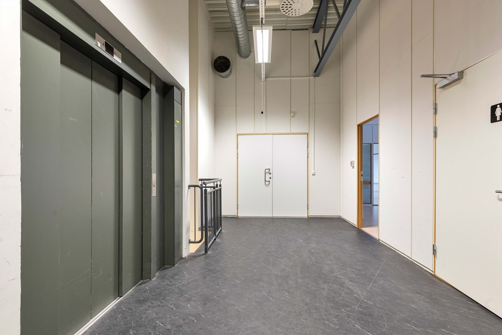 Trapp og vareheis fra bakkeplan rett opp eksklusive arealer Galleribilde