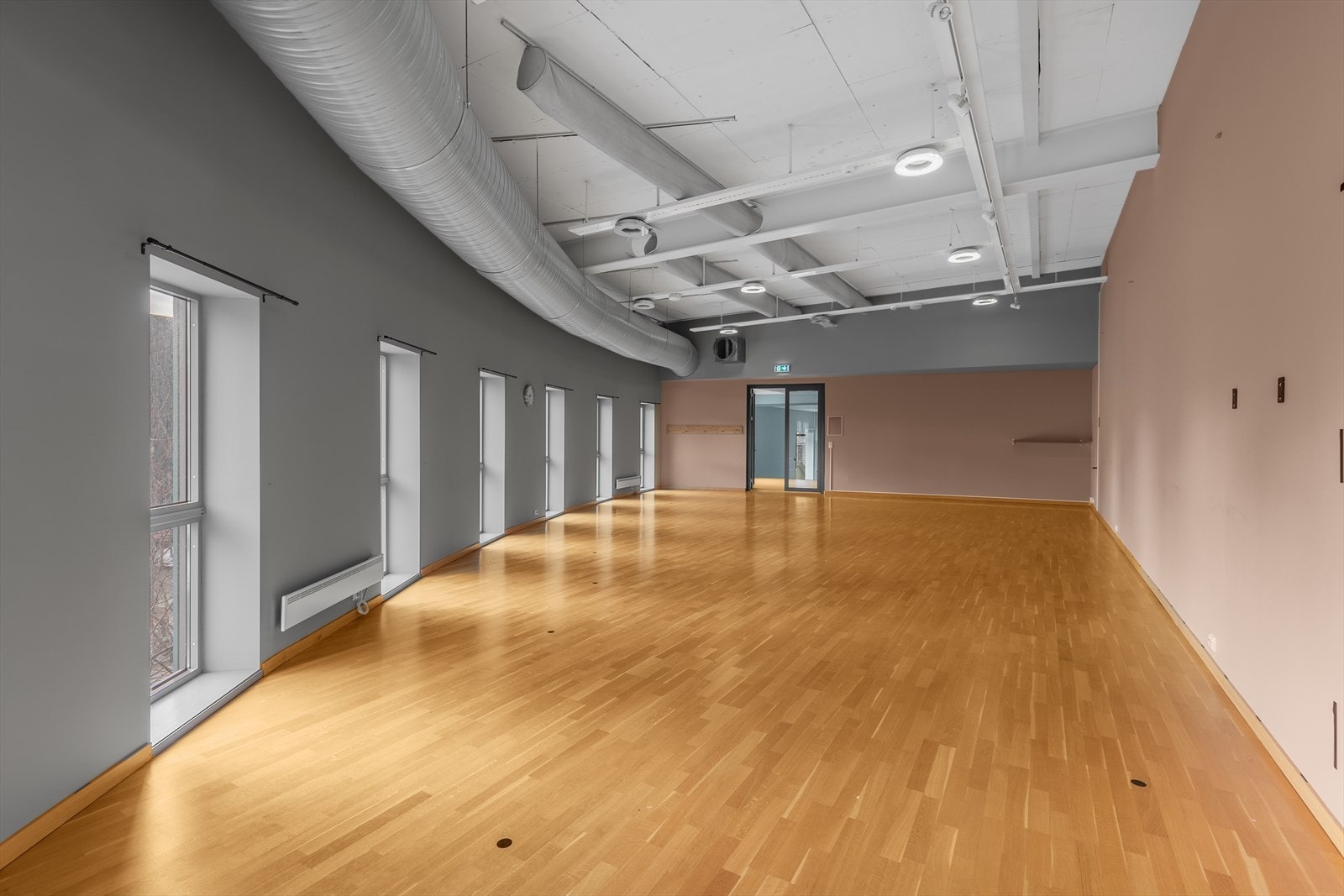Areal Pace ca. 145 kvm BTA lyst lokale med mange vinduer Galleribilde