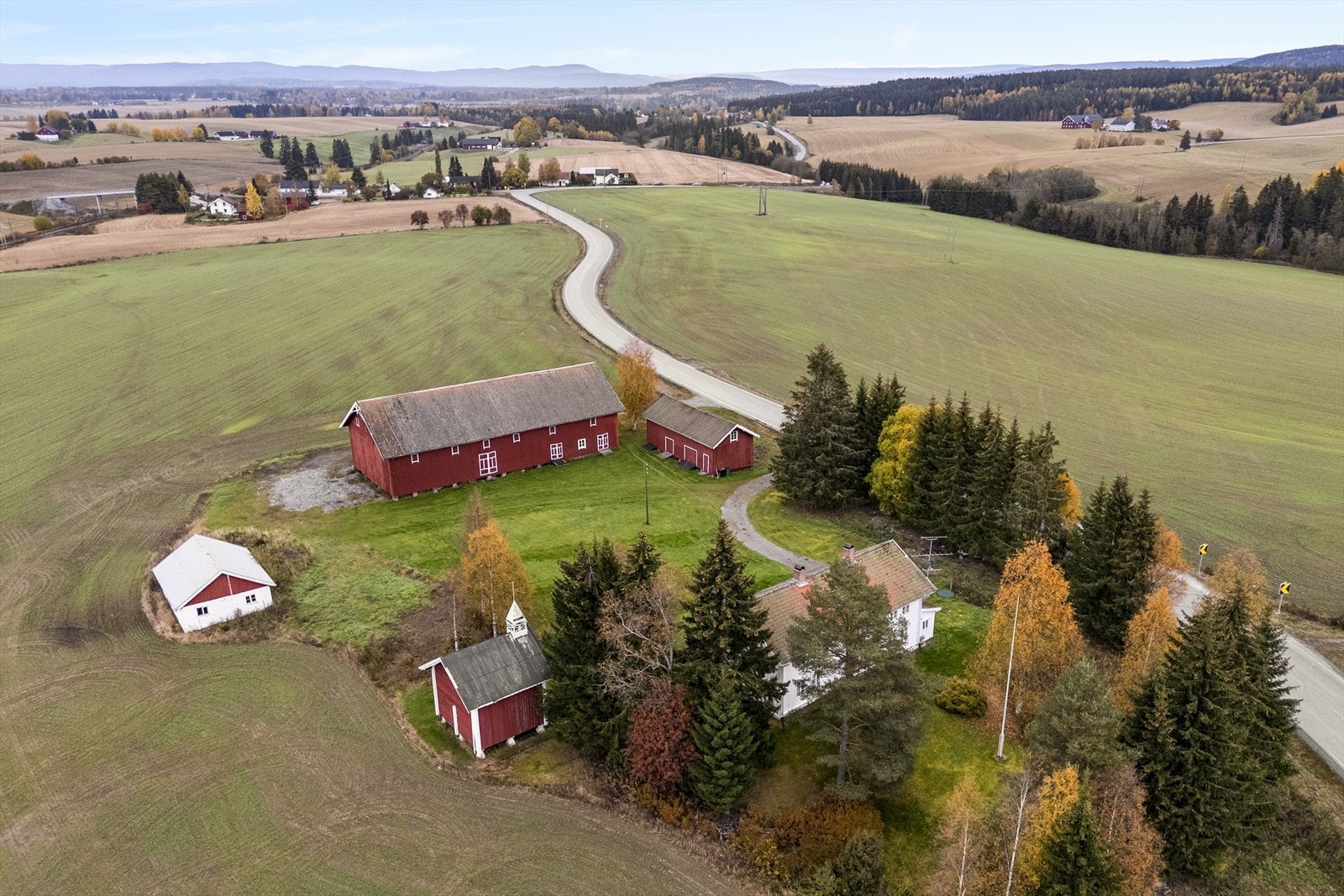 På eiendommen er det oppført våningshus, låve, stabbur, vognskjul og grisehus Galleribilde