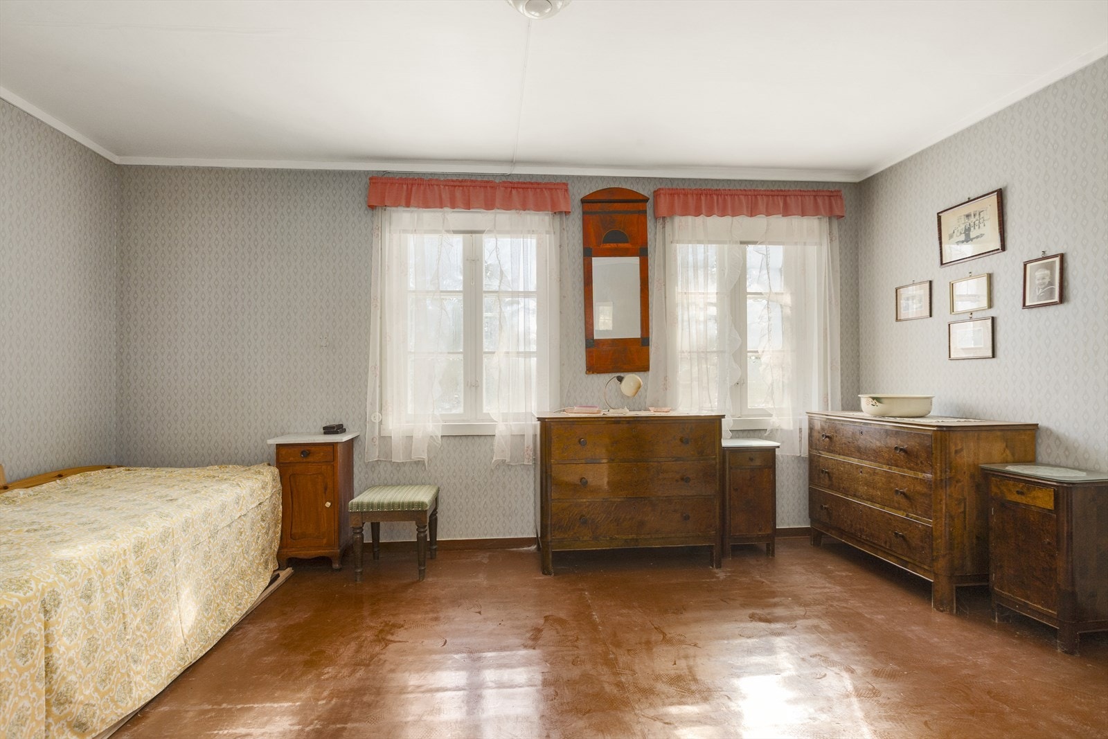 Boligen har til sammen 3 soverom, alle beliggende i 2. etg. Galleribilde