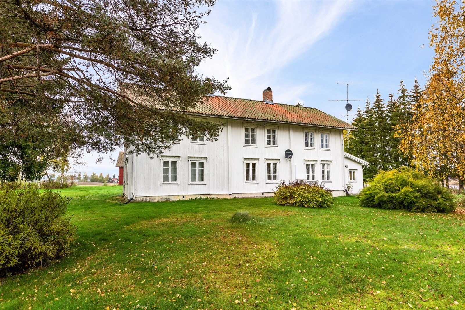 Våningshuset har 2 plan med bl.a. 3 soverom, kjøkken, bad og flere stuer. Galleribilde