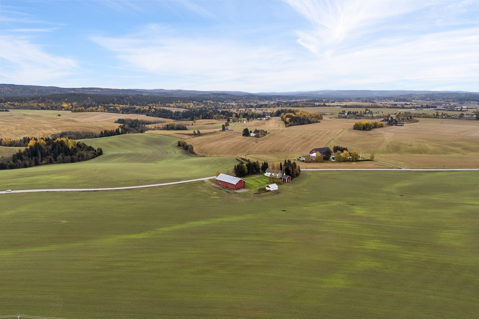 Gården er omkranset av åkrer og små skogholt. Galleribilde